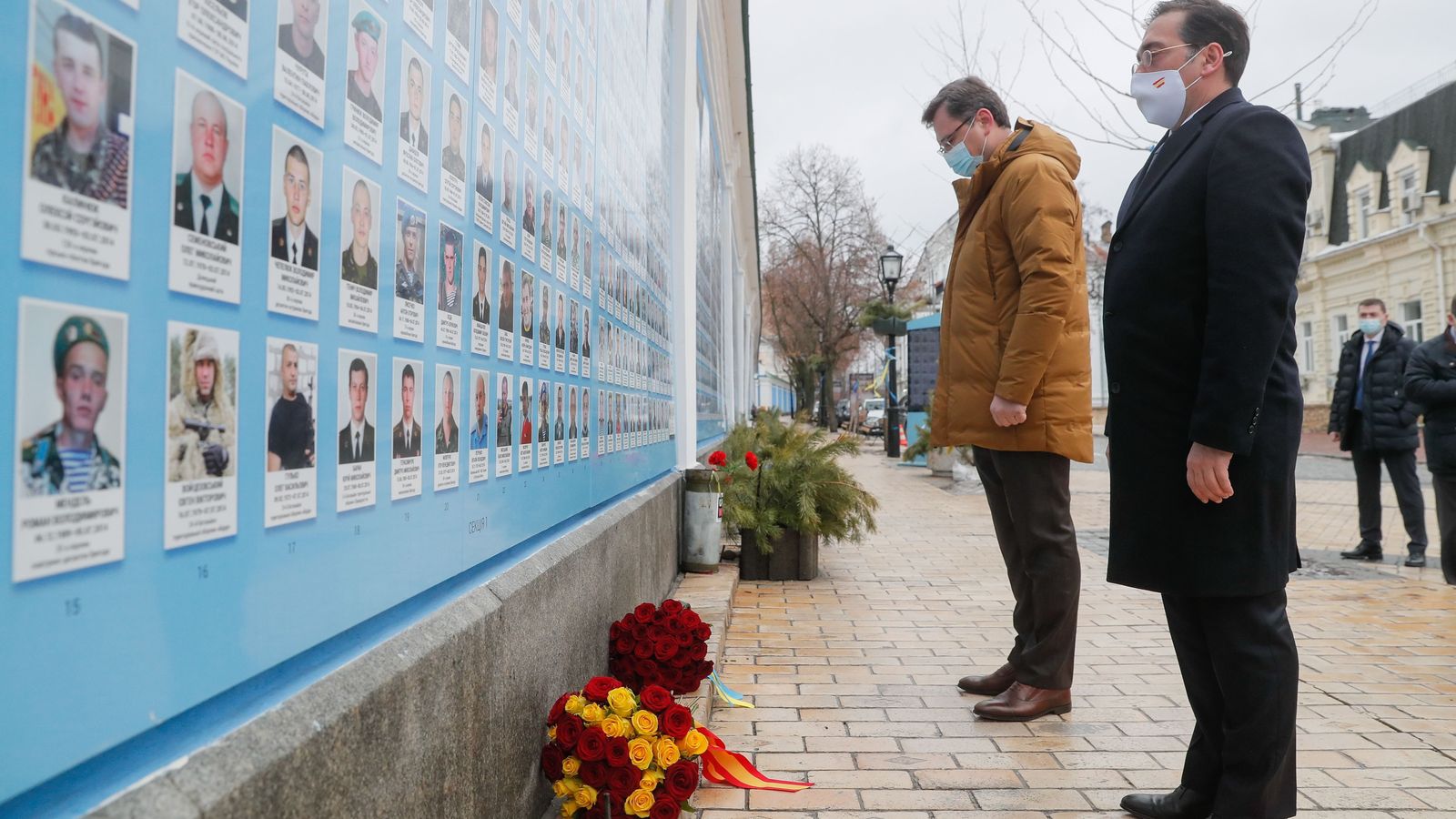 Dmytro Kuleba i José Manuel Albares, en una ofrena floral en un mur de la memòria dels defensors caiguts d'Ucraïna, a Kíev