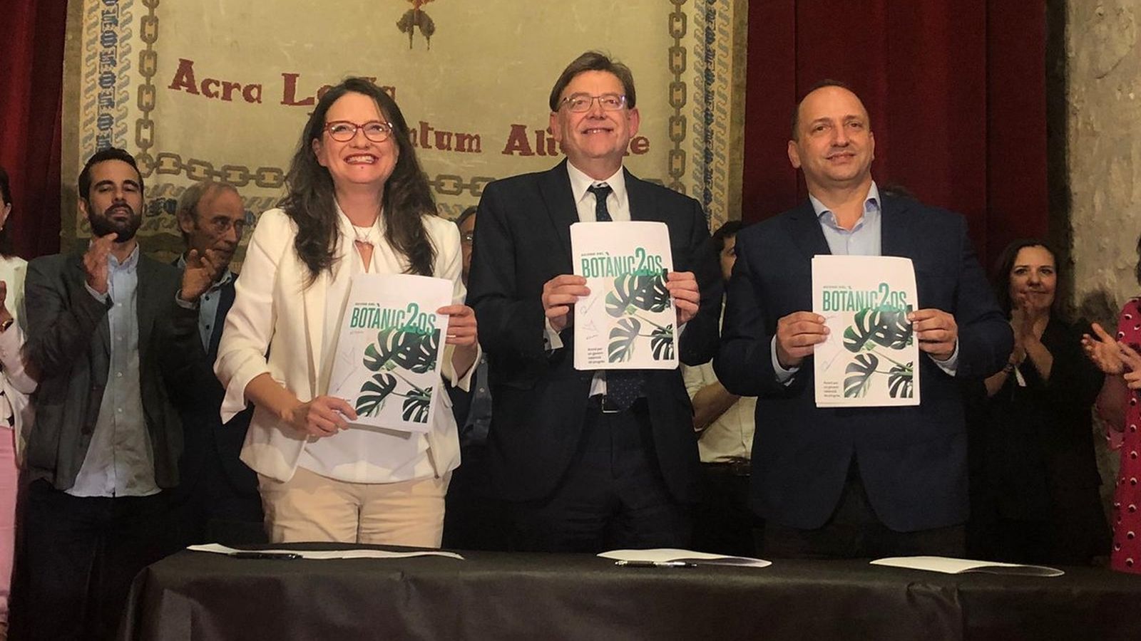 Mónica Oltra, Rubén Martínez Dalmau i Ximo Puig durant la signatura del nou Botànic