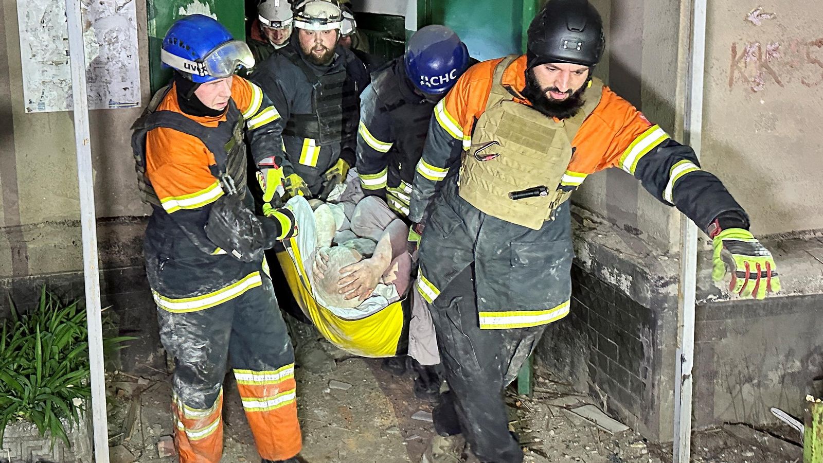 Rescatistes evacuen a un ferit d'un edifici residencial danyat durant un atac amb drons russos a Khàrkiv, Ucraïna