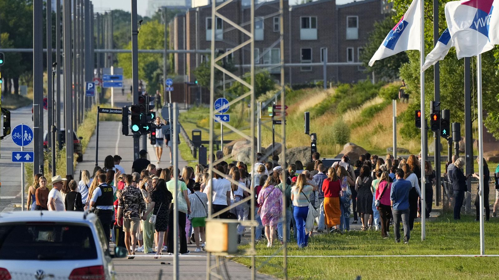 Persones fugen del centre comercial després que es produïra el tiroteig