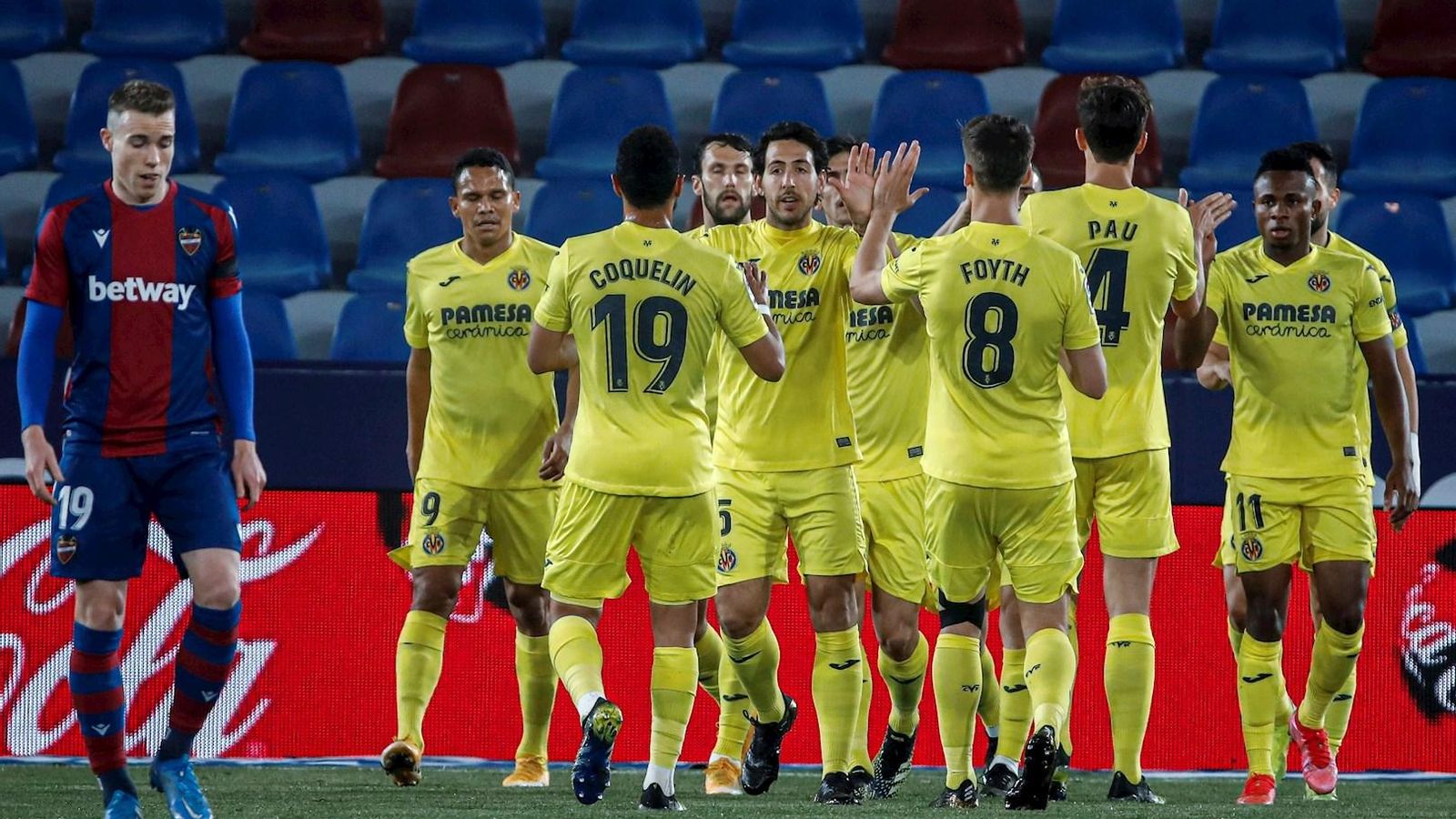 Els jugadors groguets celebren un dels gols