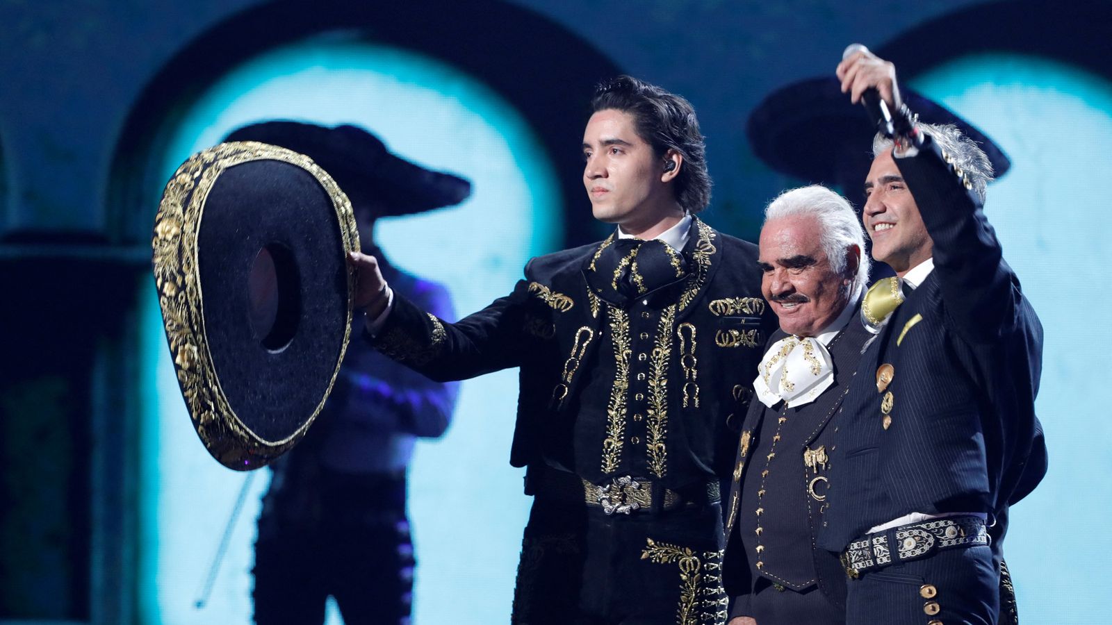 Imatge d'arxiu de Vicente Fernández actuant a l'escenari dels Latin Grammy Awards en 2019