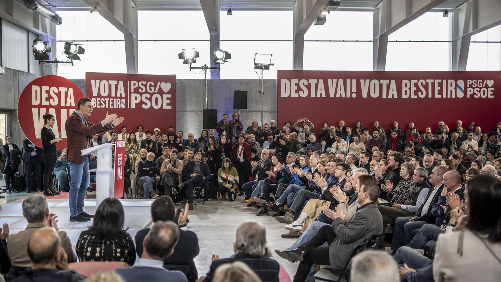 El secretari general del PSOE, Pedro Sánchez, anuncia l'entrada en vigor del SMI durant la segona jornada de campanya electoral a Galícia