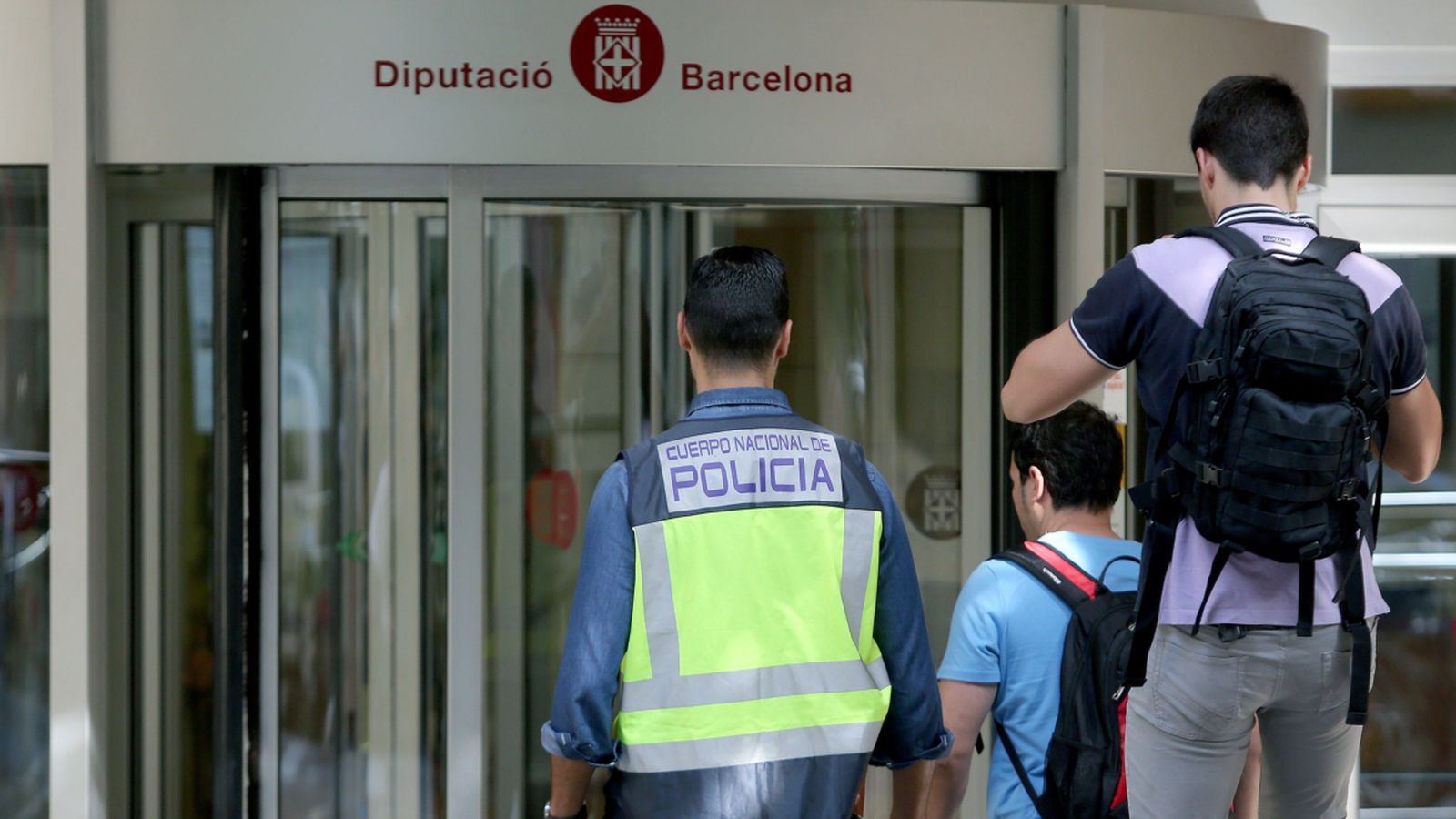 Policies dirigint-se cap a l'entrada de la seu de la Diputació de Barcelona durant els registres practicats aquest matí per la UDEF