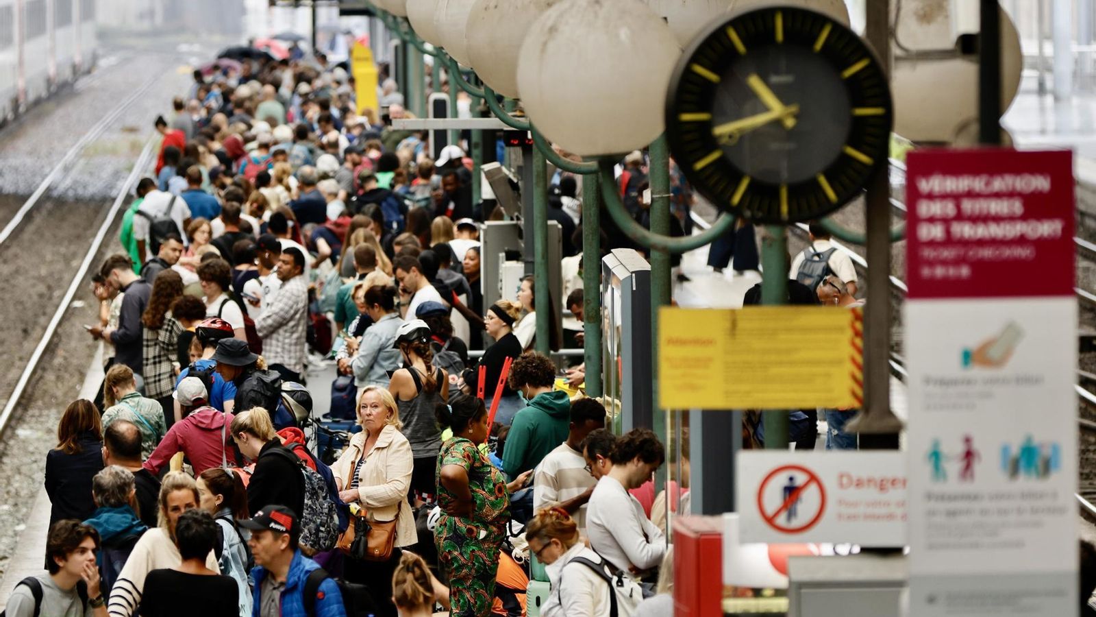 Passatgers afectats per l'atac a l'estació del Nord de París, este divendres