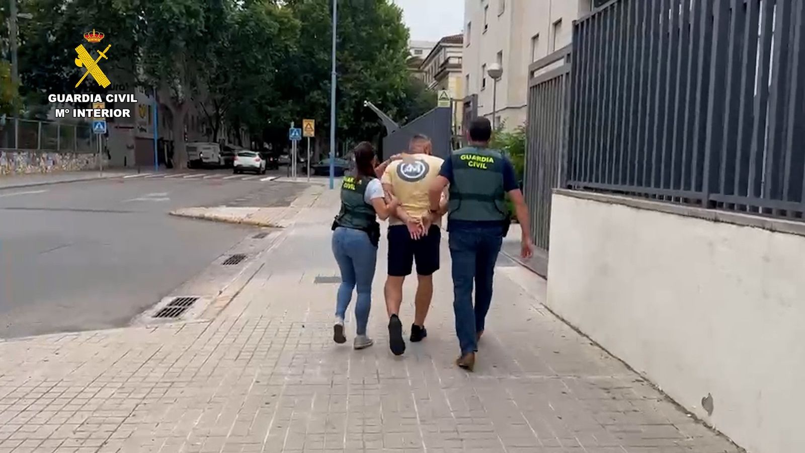 Un dels detinguts, custodiat per dos agents de la Guàrdia Civil