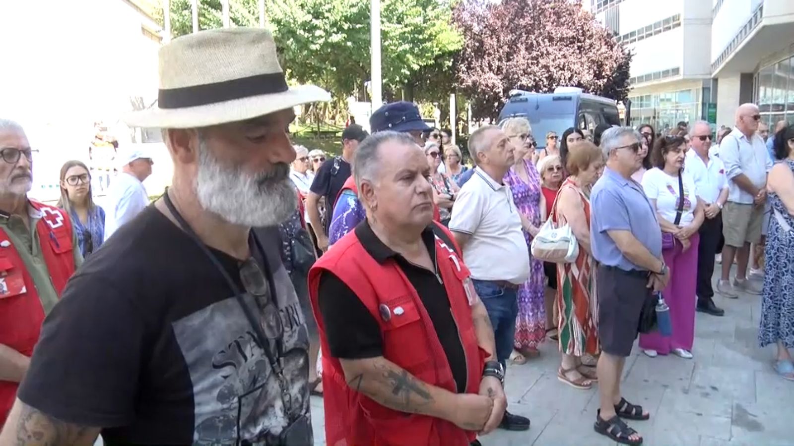 El veïnat de Sant Vicent del Raspeig en la concentració de repulsa al crim que ha acabat amb la vida de dos veïnes