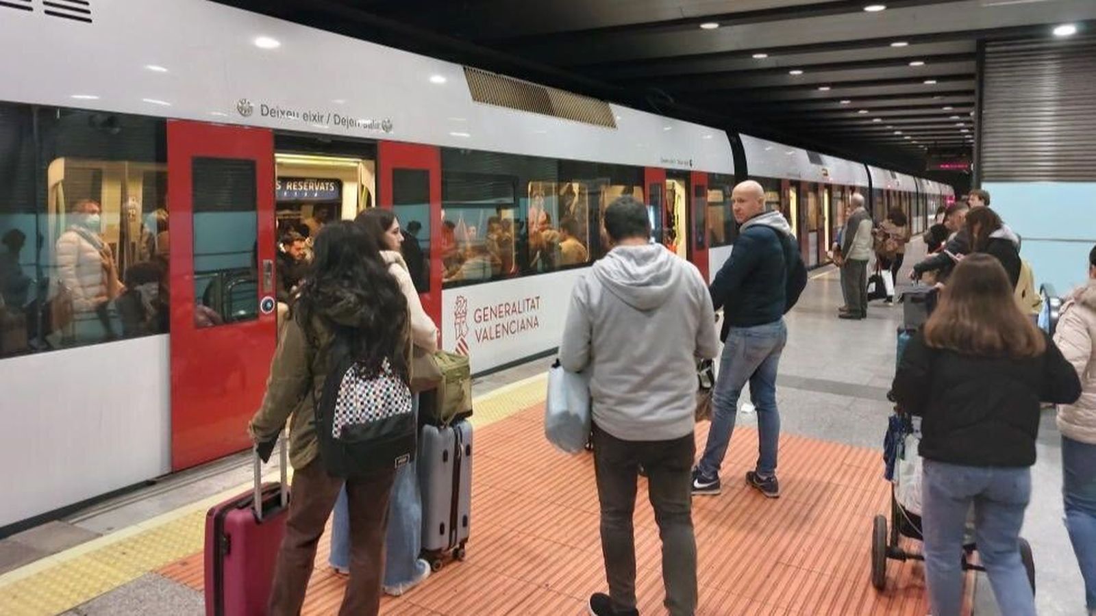 Un comboi de metro detingut en una estació del centre de València