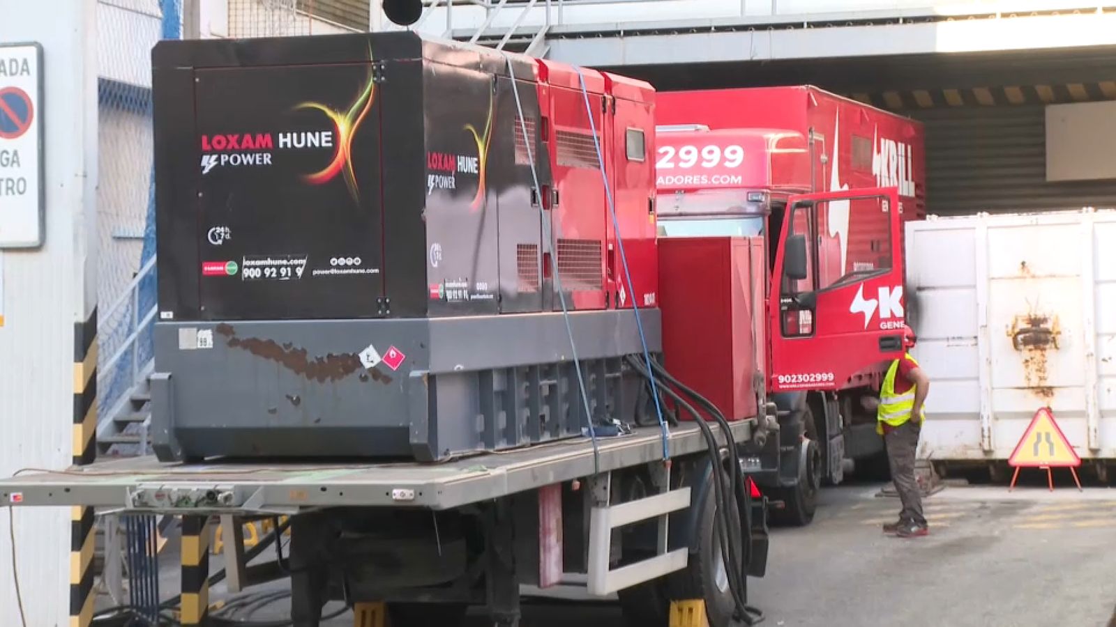 Un camió transporta un generador, aquest dijous