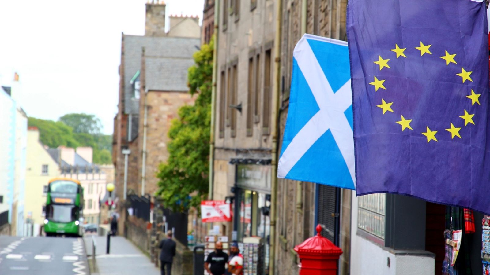Carrer d'Edimburg amb les banderes d'Escòcia i de la Unió Europea