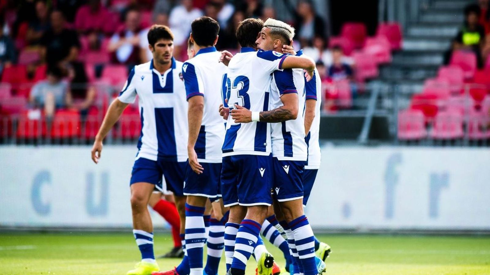 Sergio León celebra el primer gol.