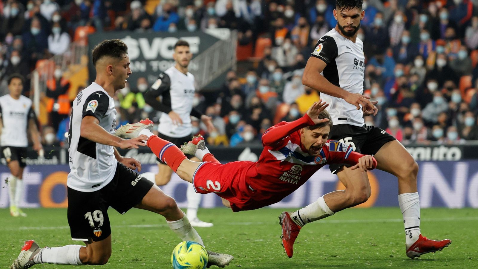 El davanter del València, Hugo Duro, comet penal davant Jofre Carreras, extrem de l'Espanyol