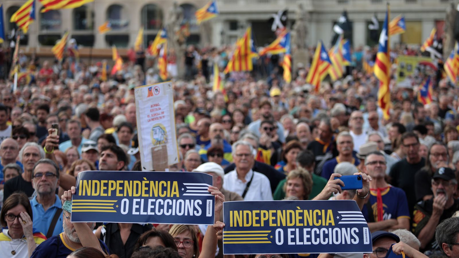 Acte unitari de les entitats independentistes organitzat aquest dissabte de vesprada a la plaça de Catalunya de Barcelona