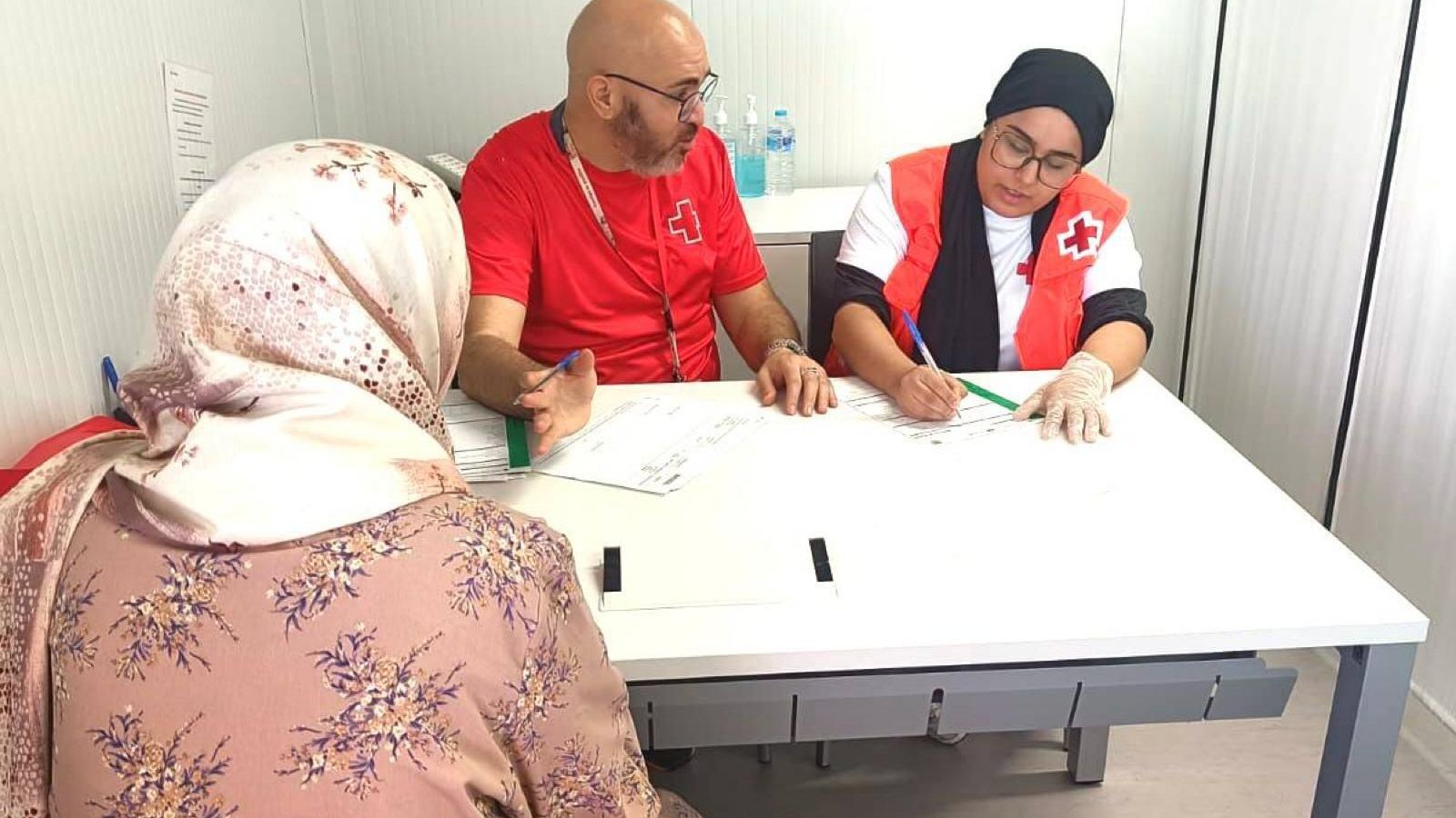 Una de les persones migrants arribades aquest divendres a Calp és atesa per Creu Roja