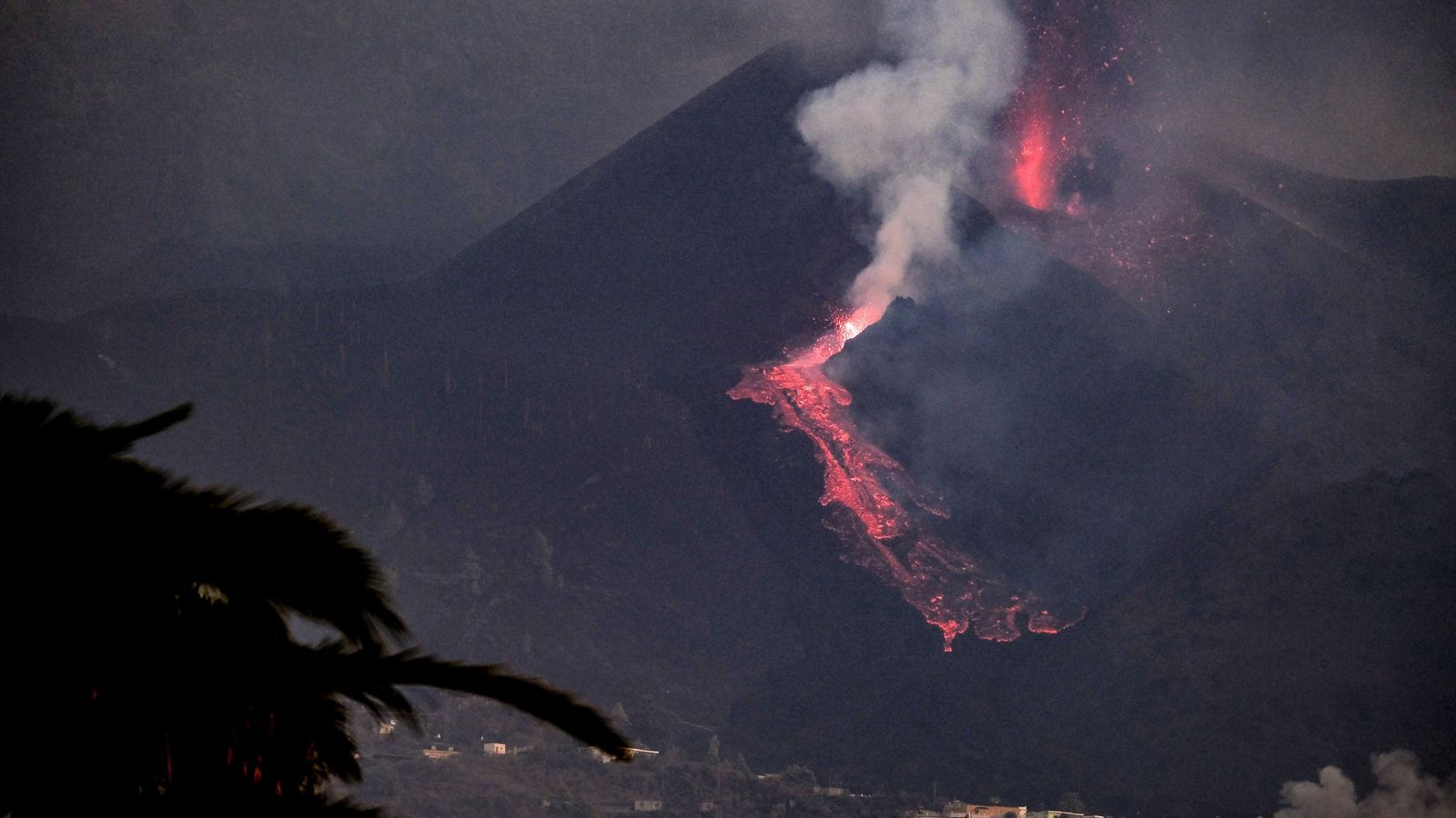 El volcà Cumbre Vieja ha començat novament a expulsar lava entre explosions intermitents