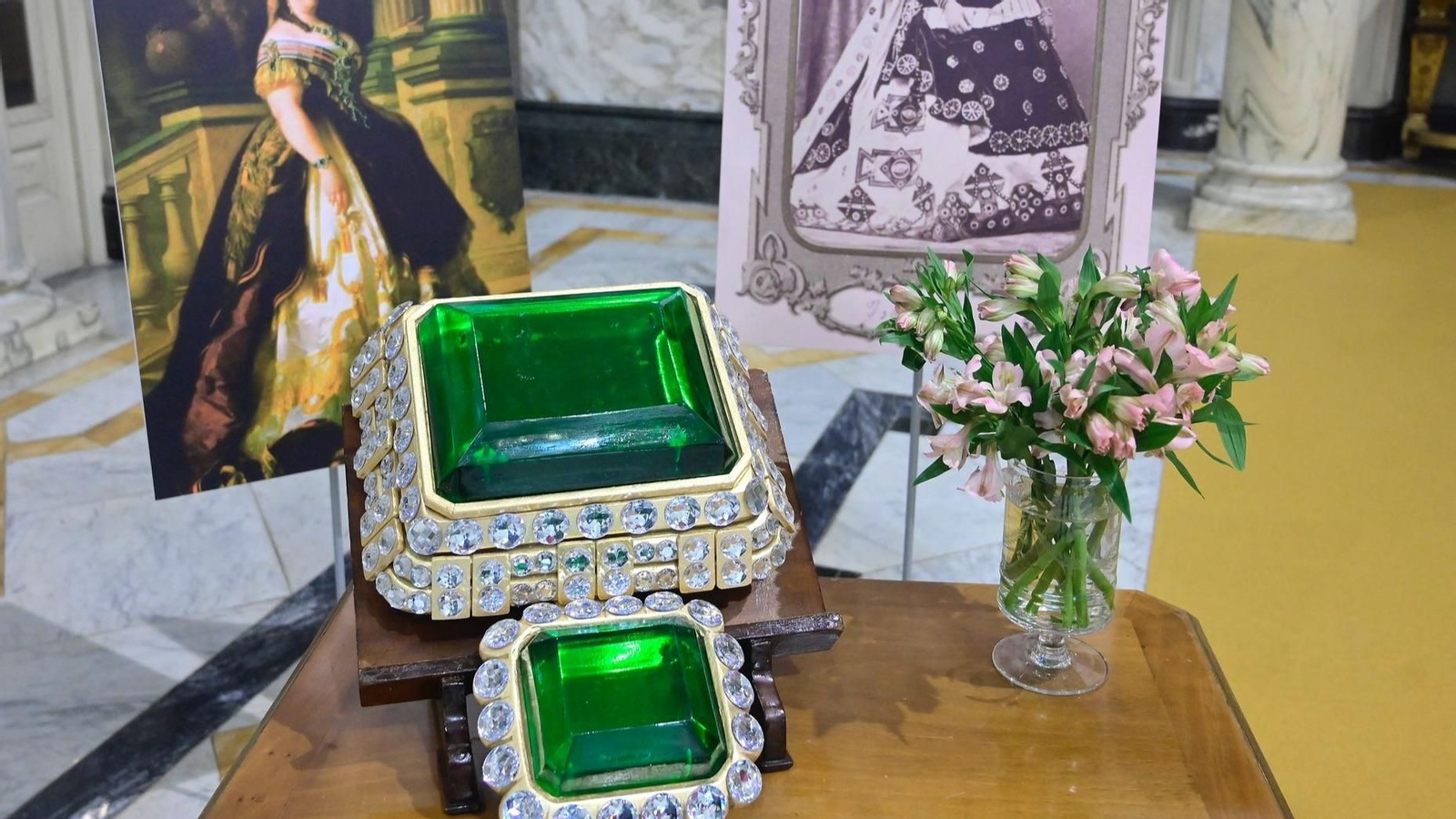 La rèplica de la joia que va regalar la reina Isabel II a la Geperudeta