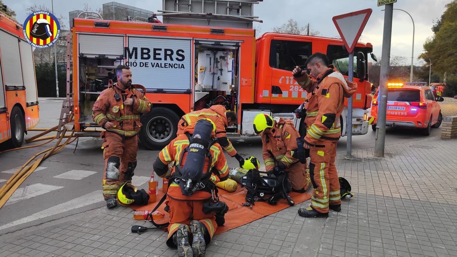 Bombers del Consorci treballen per a apagar l'incendi en una vivenda de Burjassot