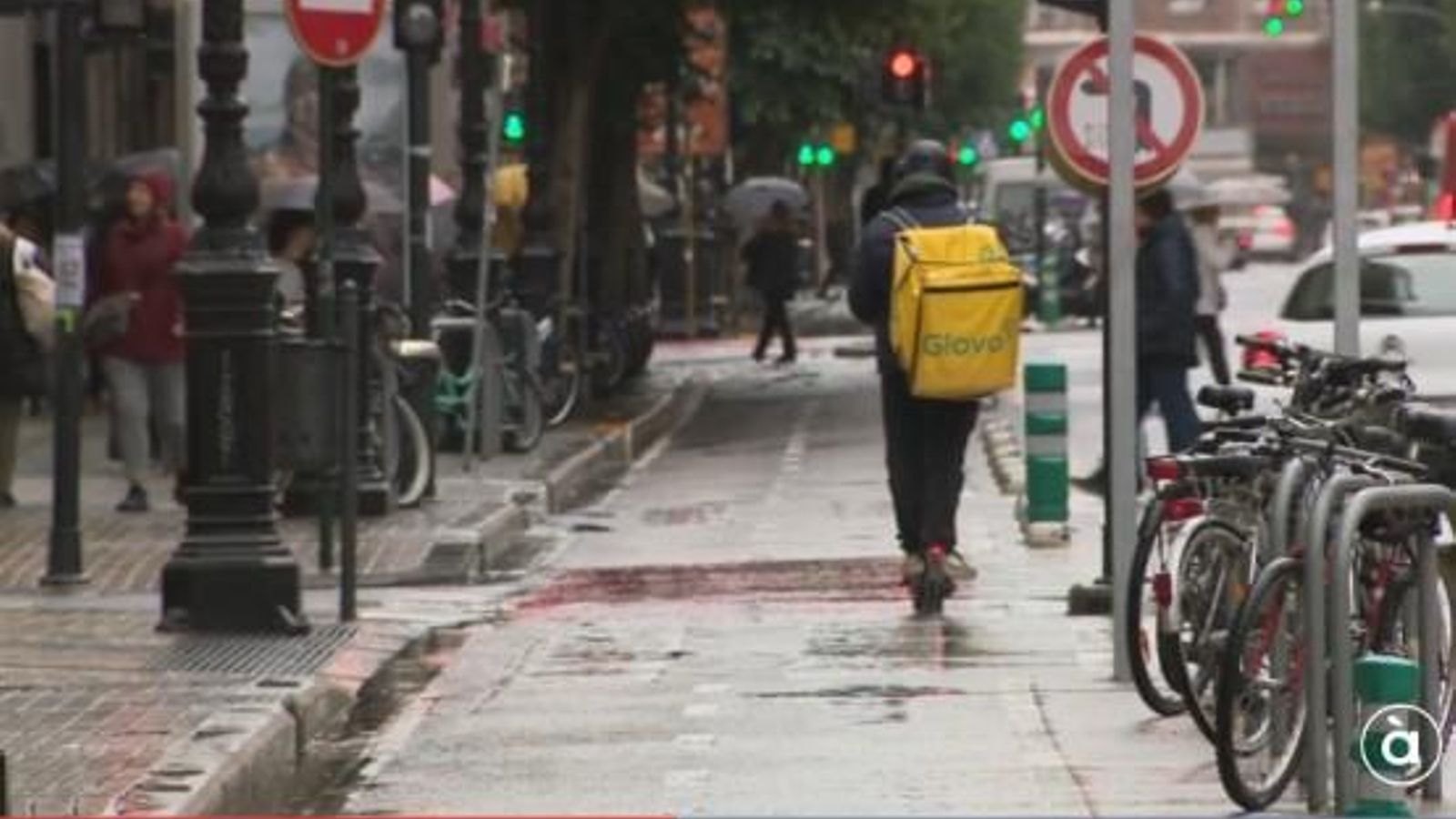 Un repartidor de Glovo amb un patinet per València