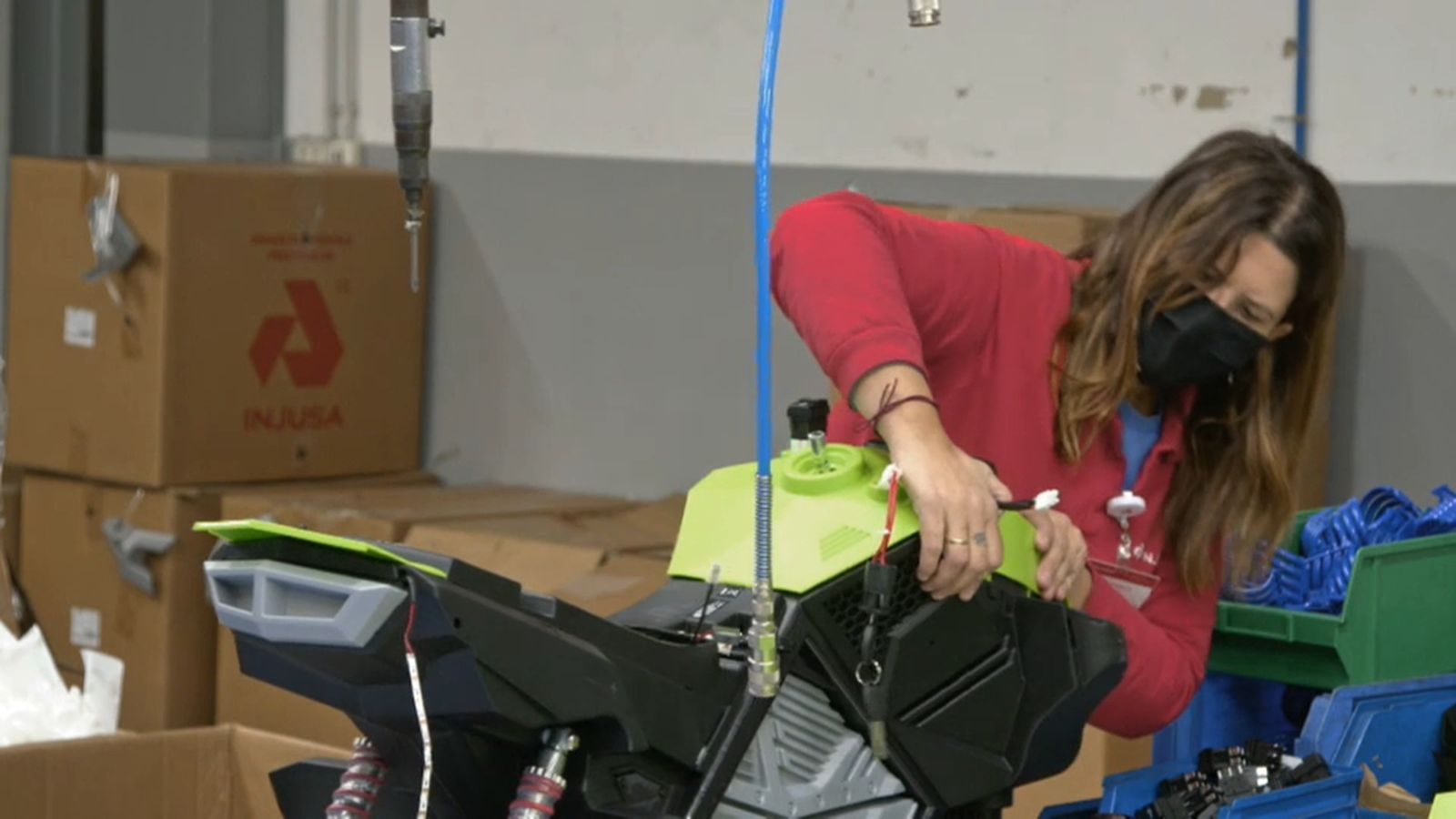 Una treballadora d'una empresa de joguets d'Ibi