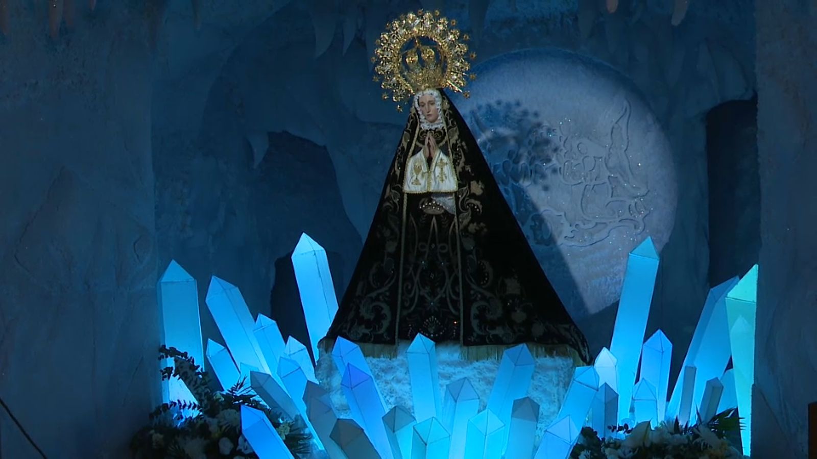 Alzira recrea la Passió portes endins