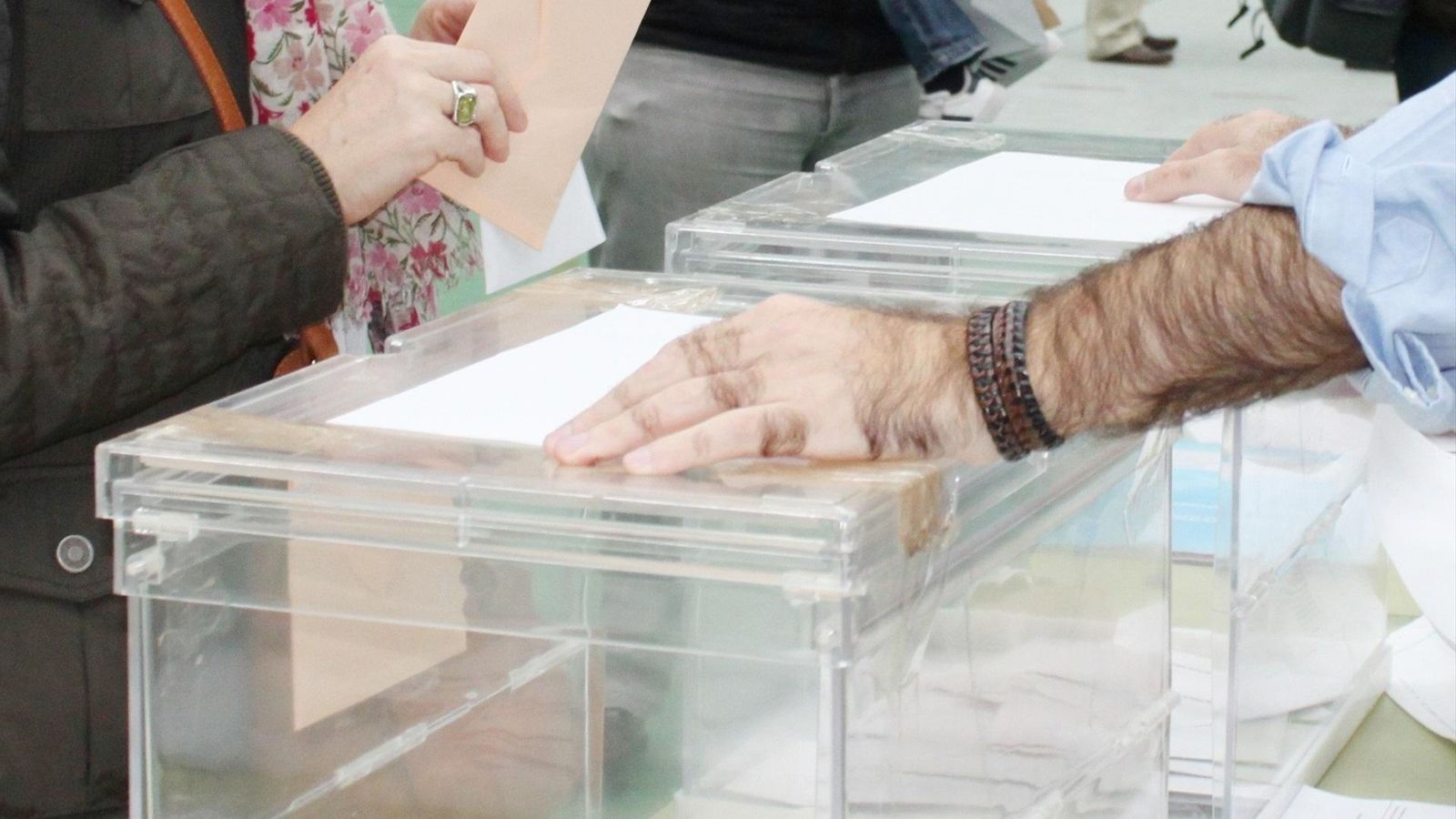 Una dona vota en un col·legi electoral