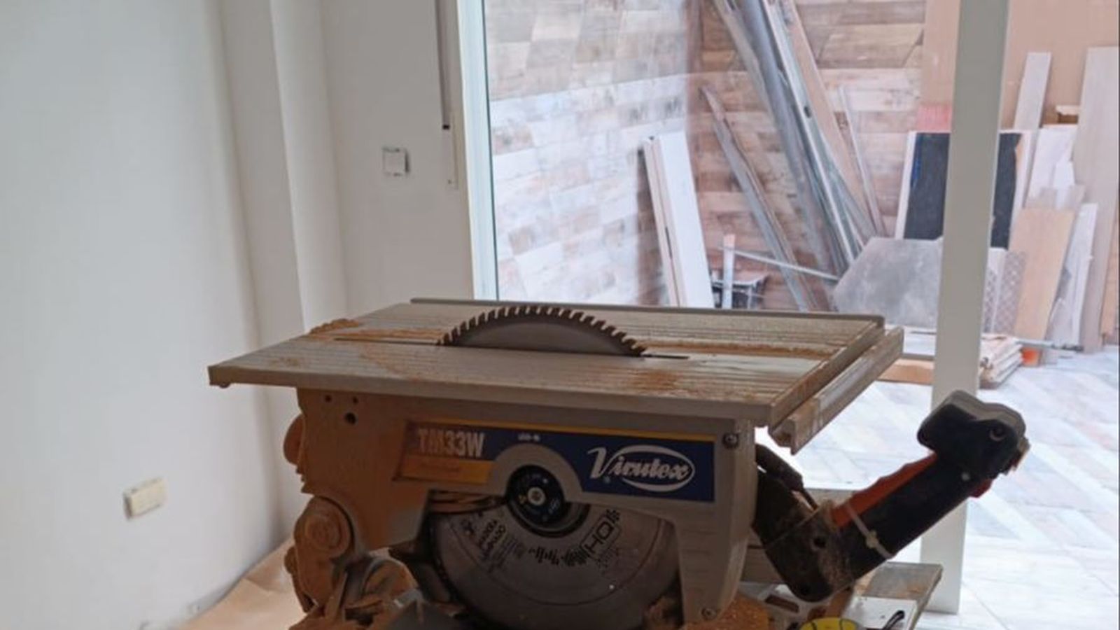 Una de les màquines, localitzada en l'interior del baix, amb què estaven fent la reforma els dos treballadors als quals presumptave explotava el detingut