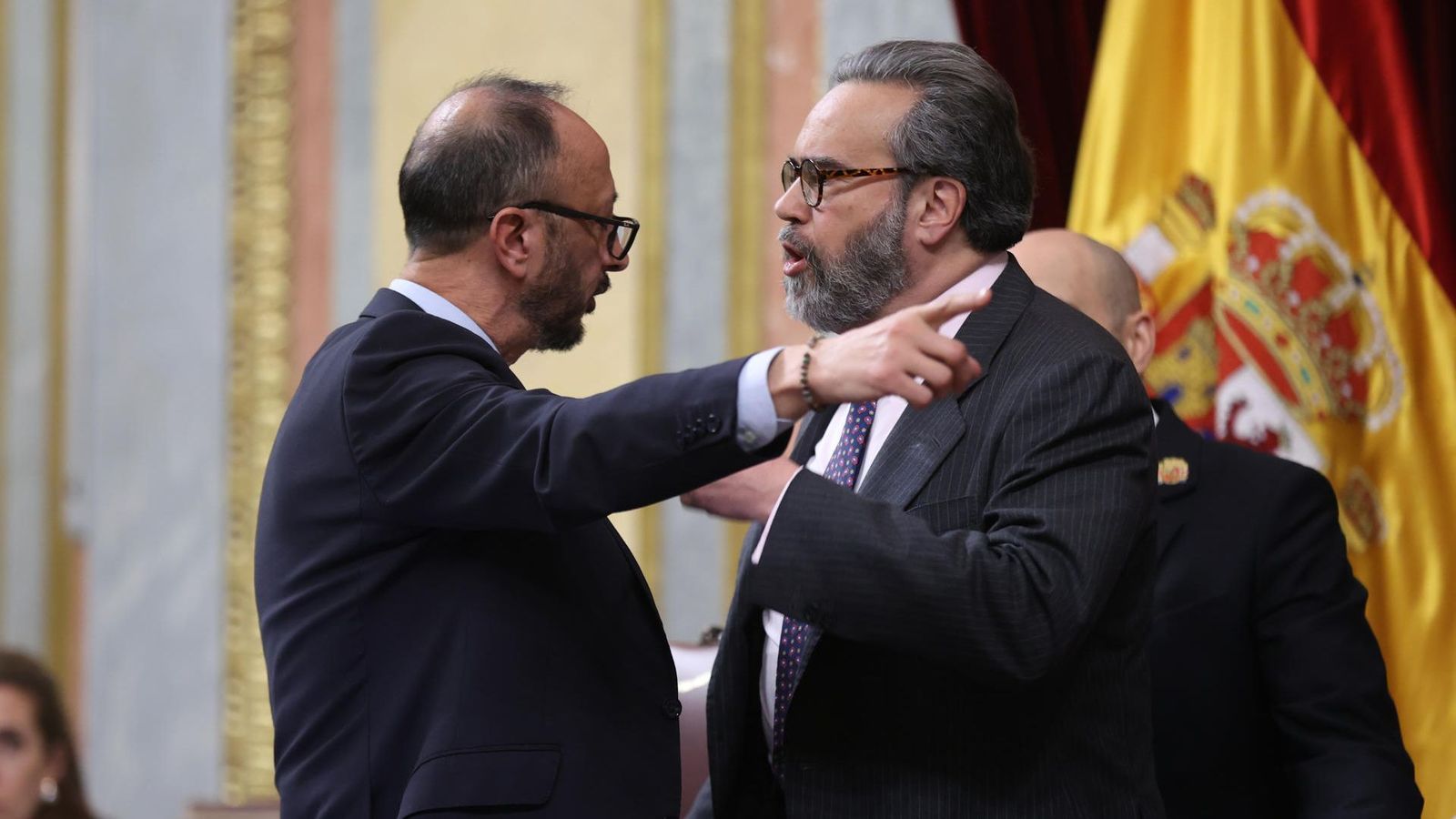 Un moment de l'enfrontament entre De Celis (esquerra) i el diputat de Vox José María Sánchez (dreta)