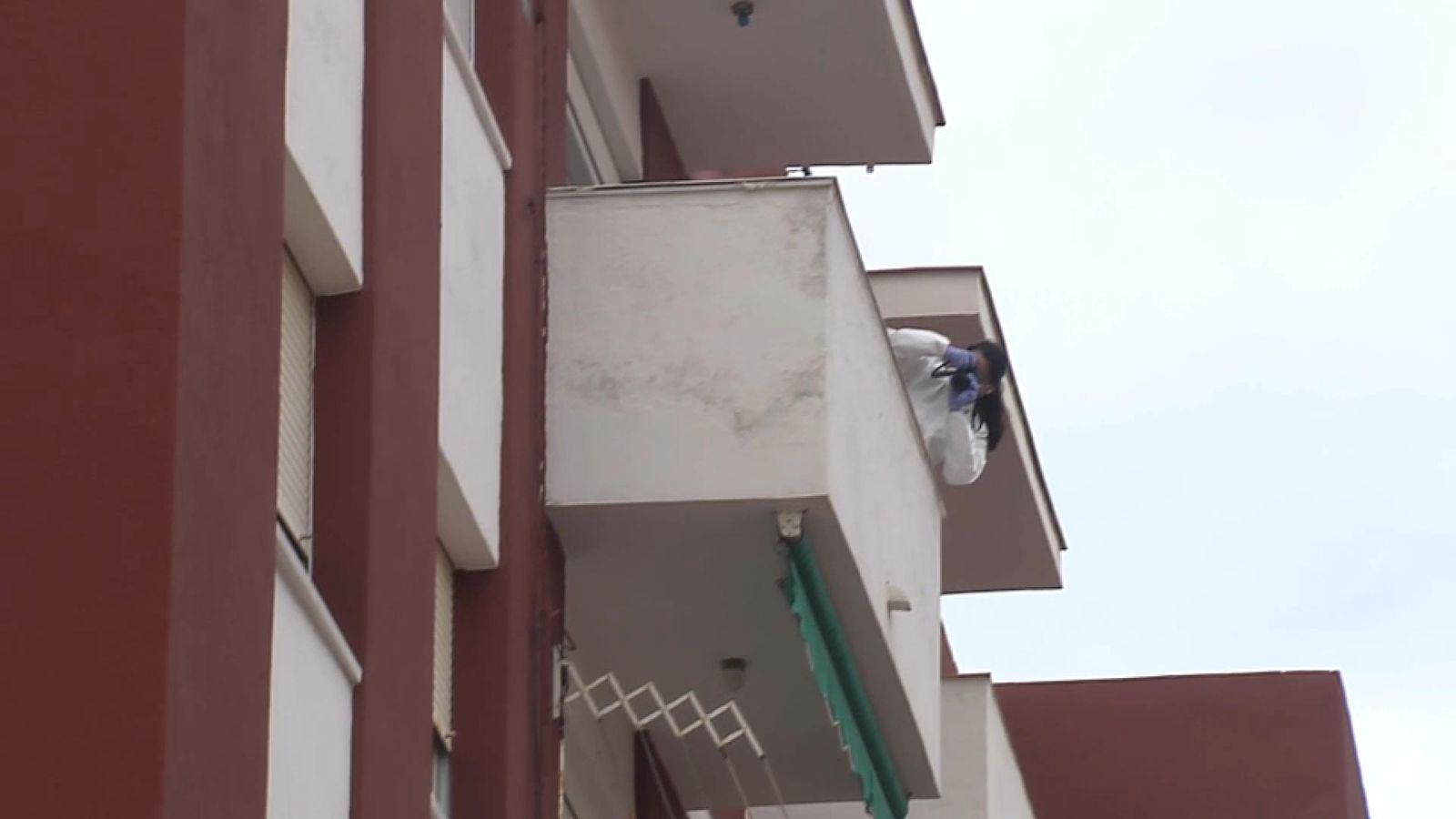 Efectius de la Guàrdia Civil inspeccionen el balcó per on va caure la dona
