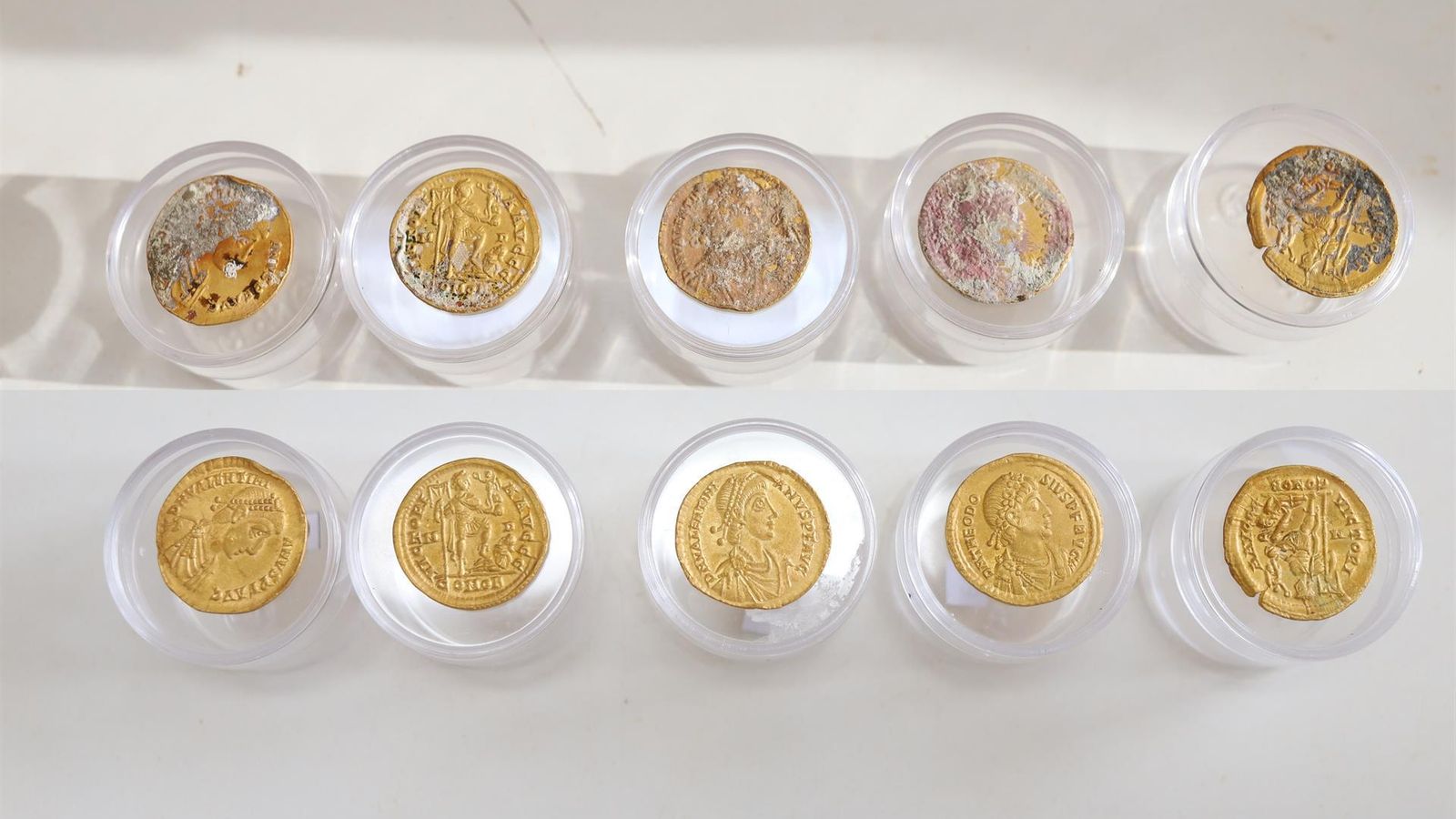 L'abans i després de la neteja de les monedes d'or
