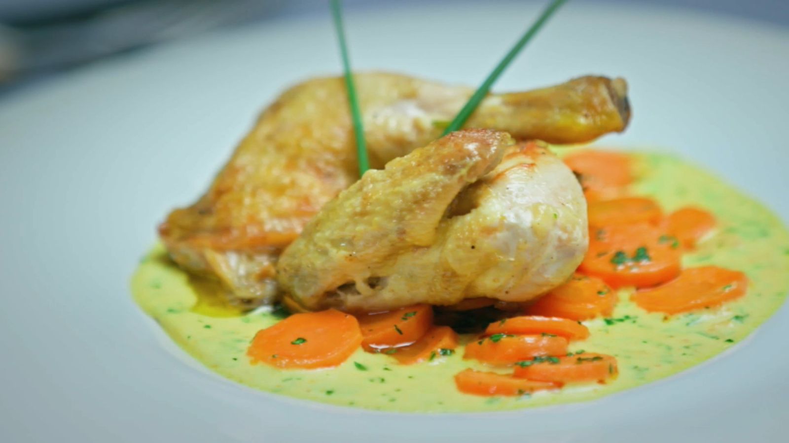 Pollastró amb carlotes Vichy i salsa Bombai