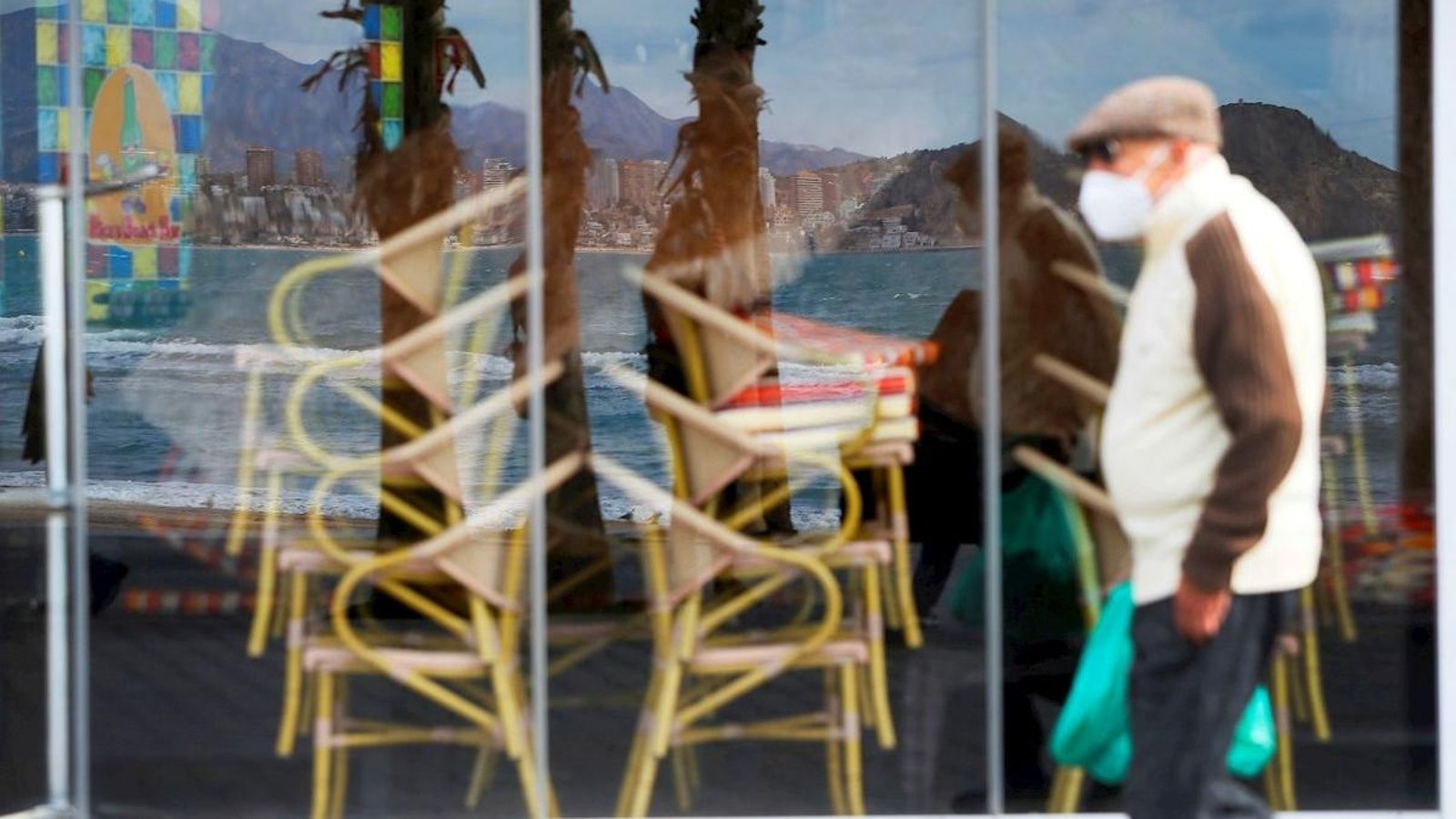 Un home passeja per davant d'un restaurant a Benidorm
