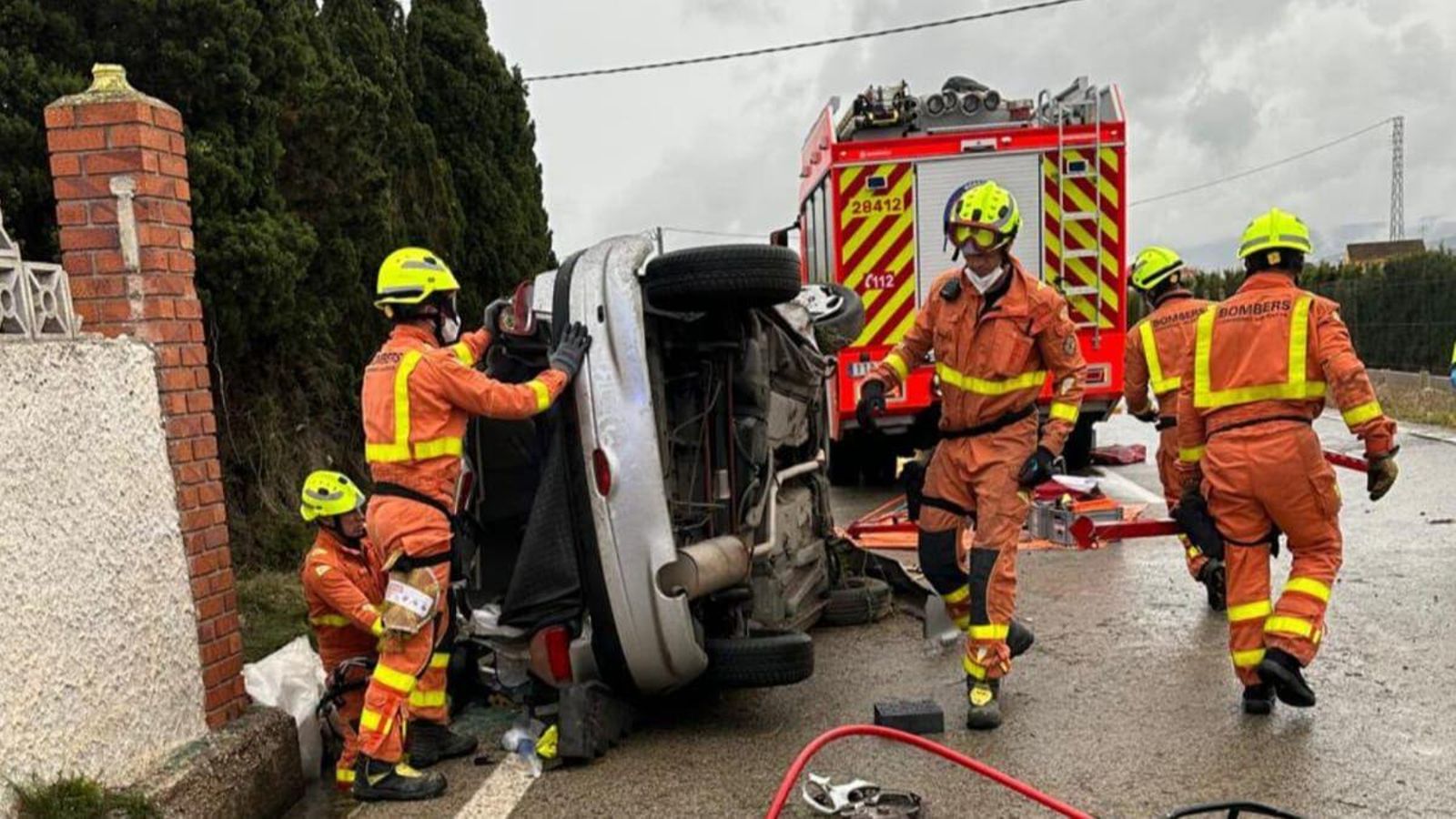 Els bombers que han acudit a extraure la dona que ha xocat contra un mur en la CV-603, a Cullera