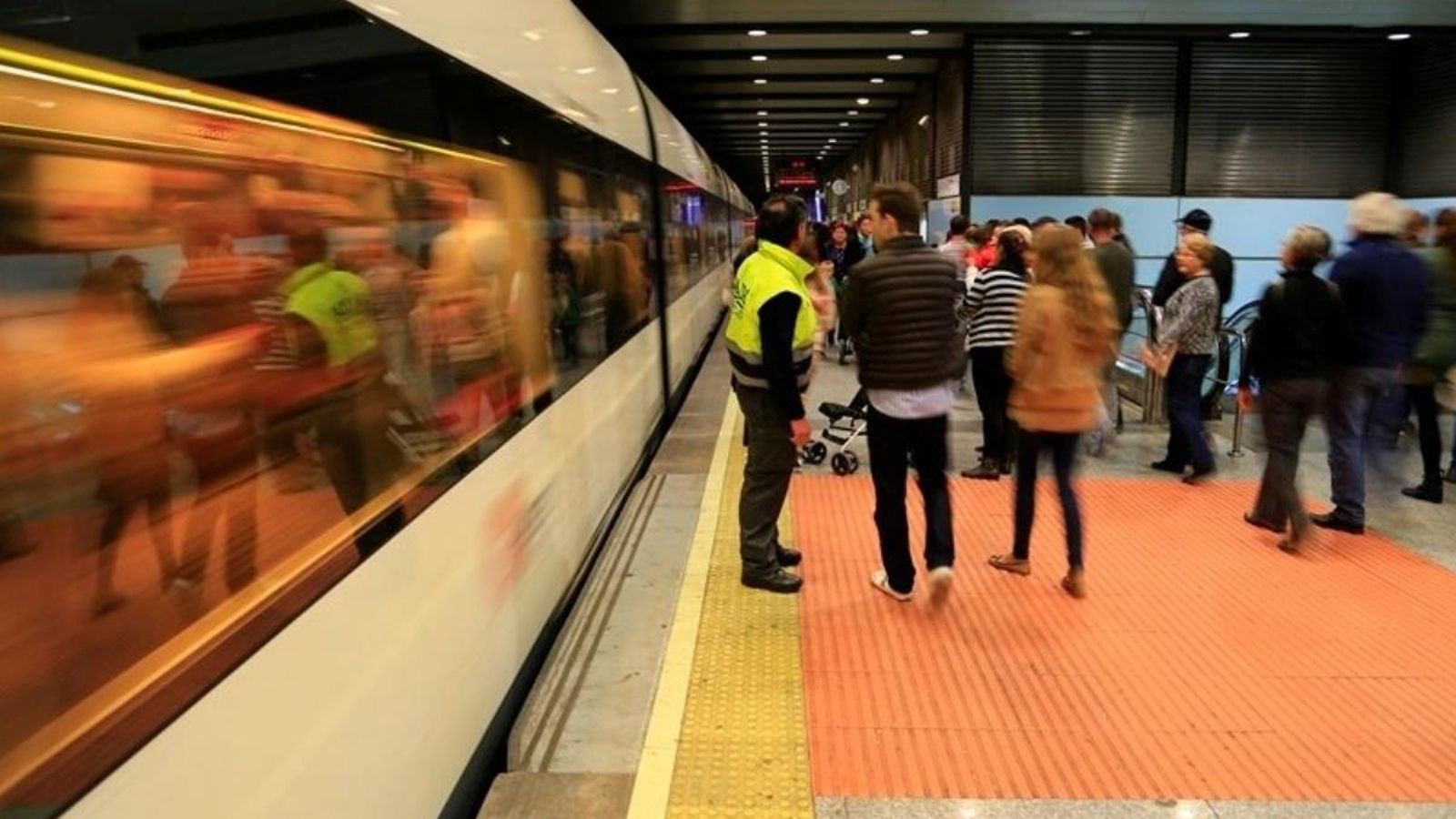 Tres afectats per gas pebre durant una baralla en el metro a València