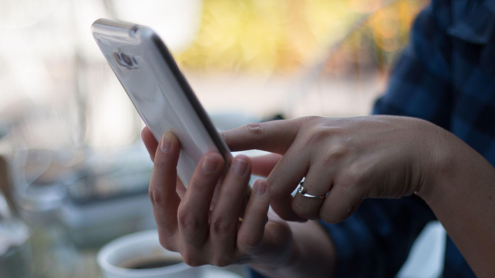 Imatge d'una dona escrivint al mòbil