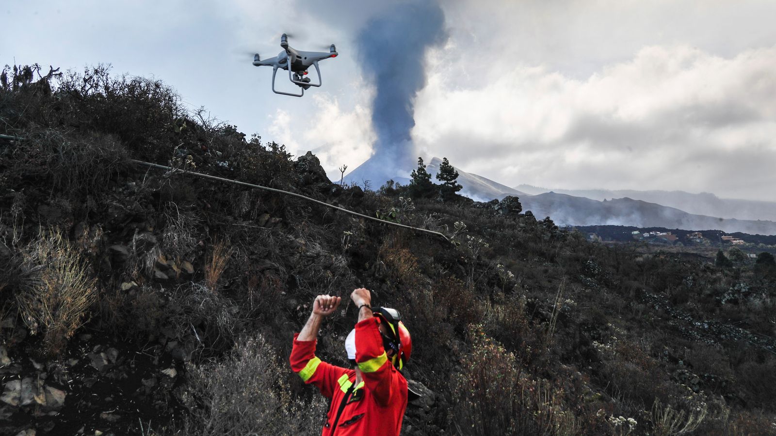 La Unitat Militar d'Emergència utilitza un equip de drons per a estudiar las coladas de lava