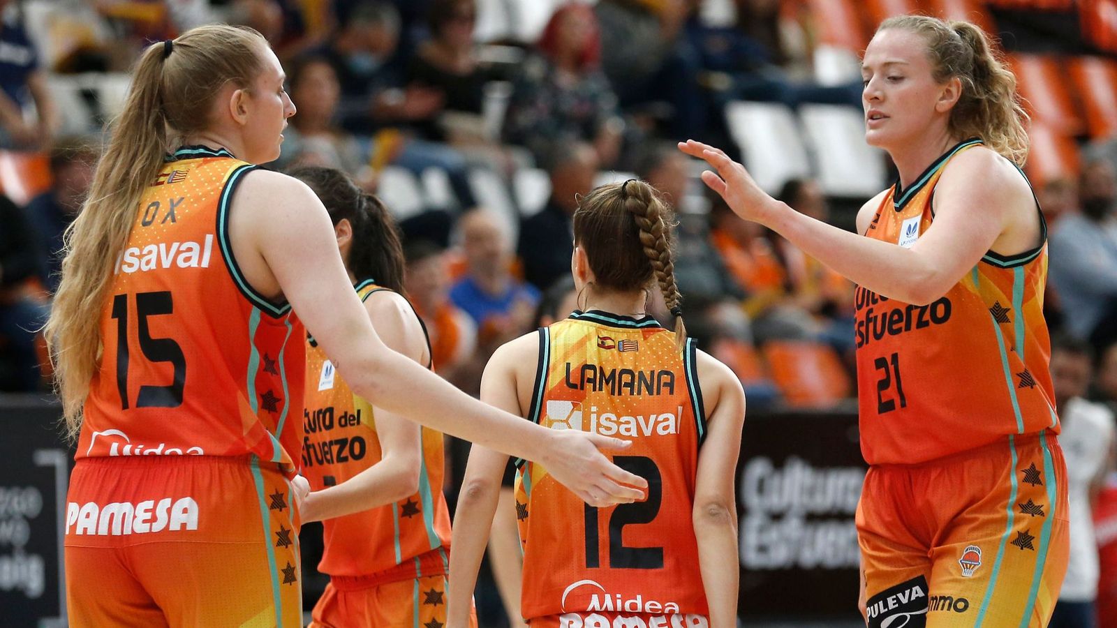 Les jugadores taronja celebren una acció