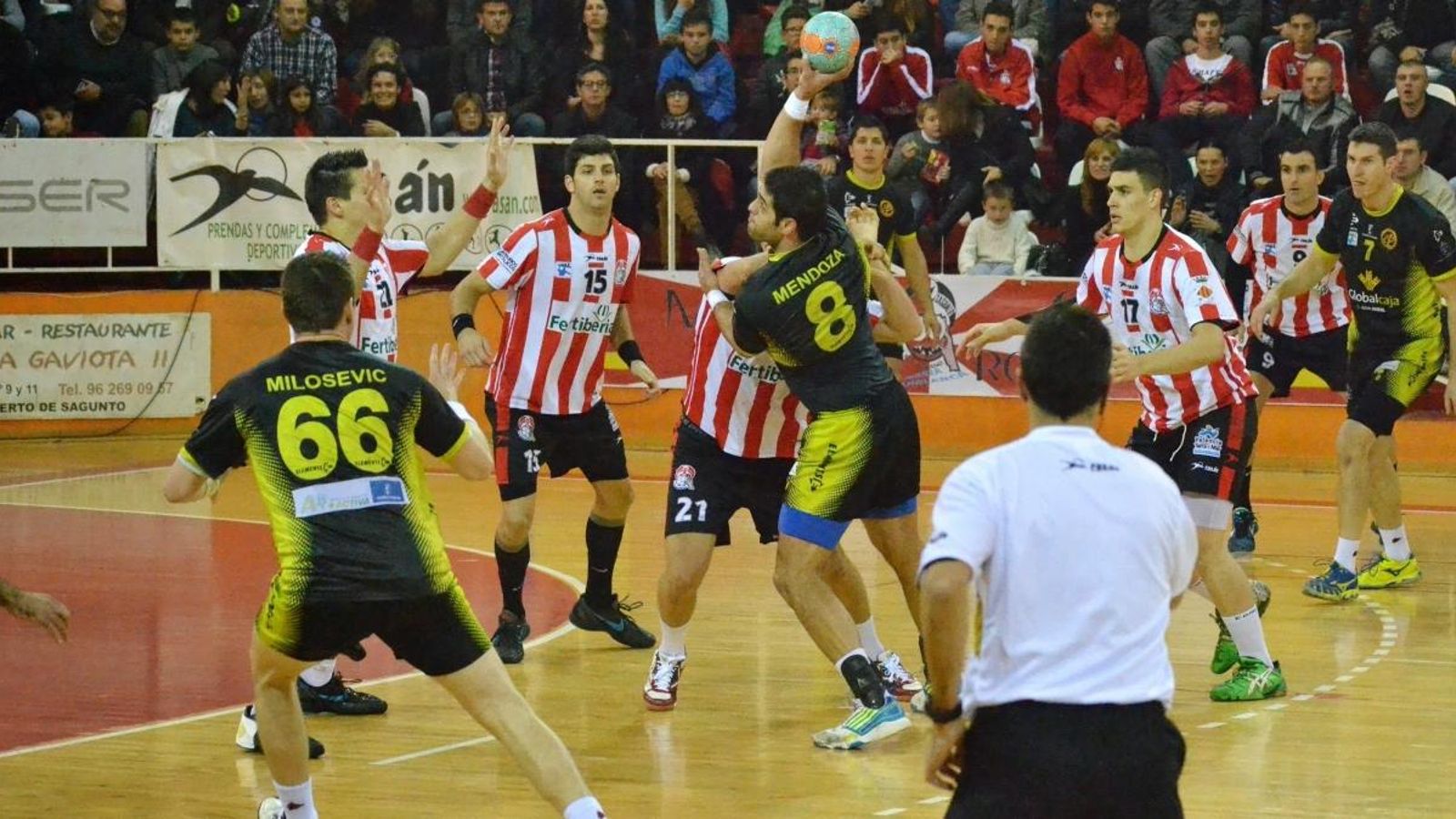 Els àbritres internacionals continuen amb la formació en línia