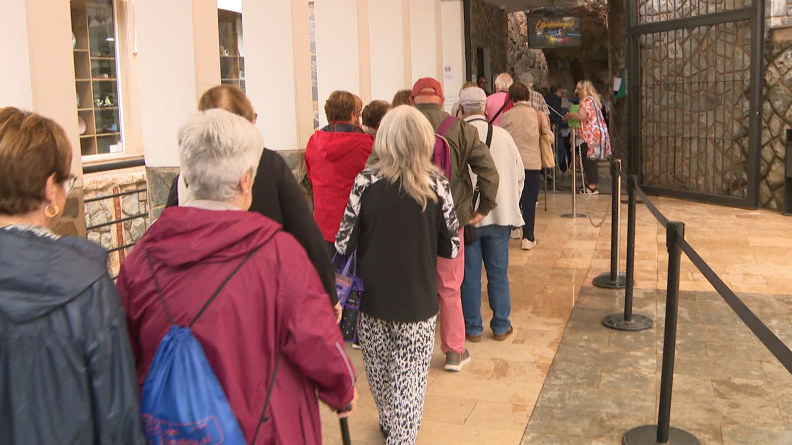 Les cues per a entrar a les Coves de Sant Josep de la Vall d'Uixó