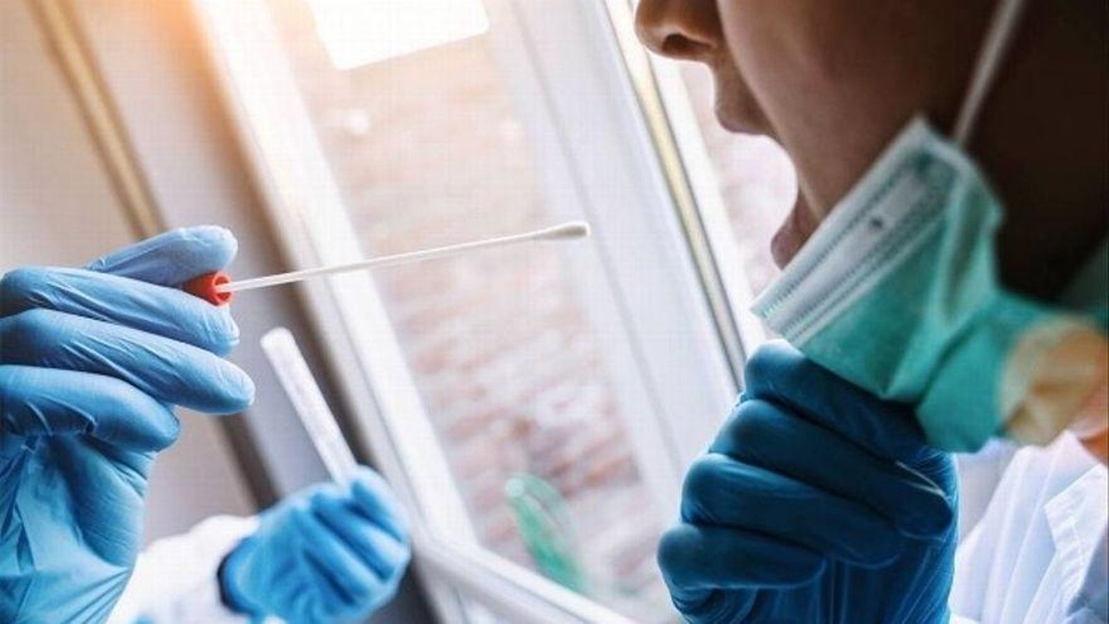 Un sanitari es prepara per a realitzar un PCR