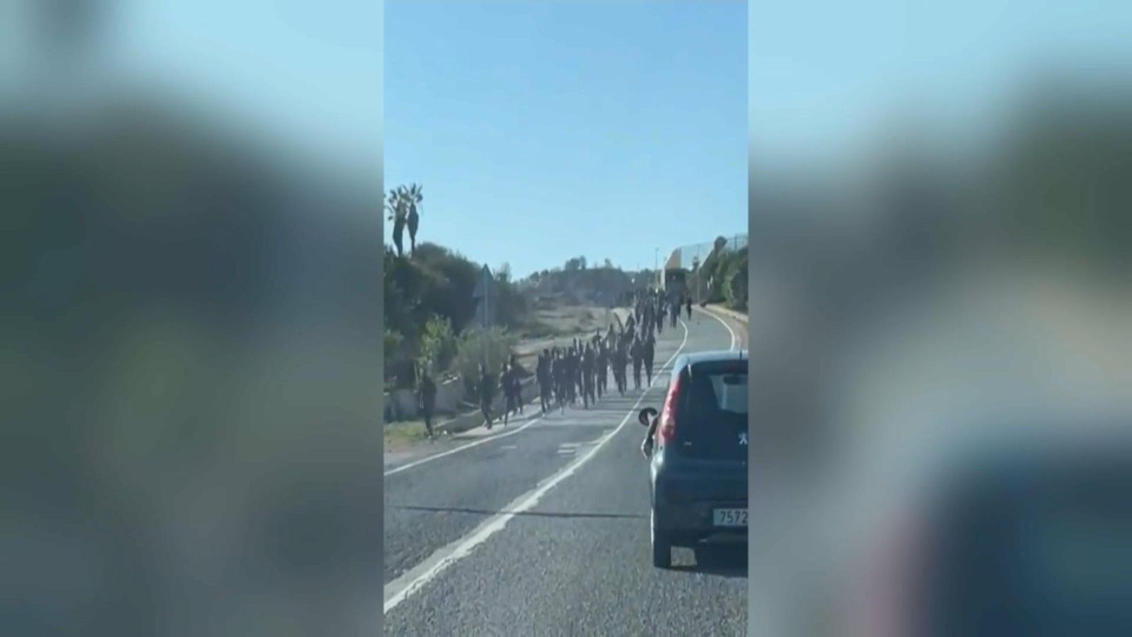 Alguns dels migrants que han aconseguit superar la tanca de la frontera de Melilla i el Marroc