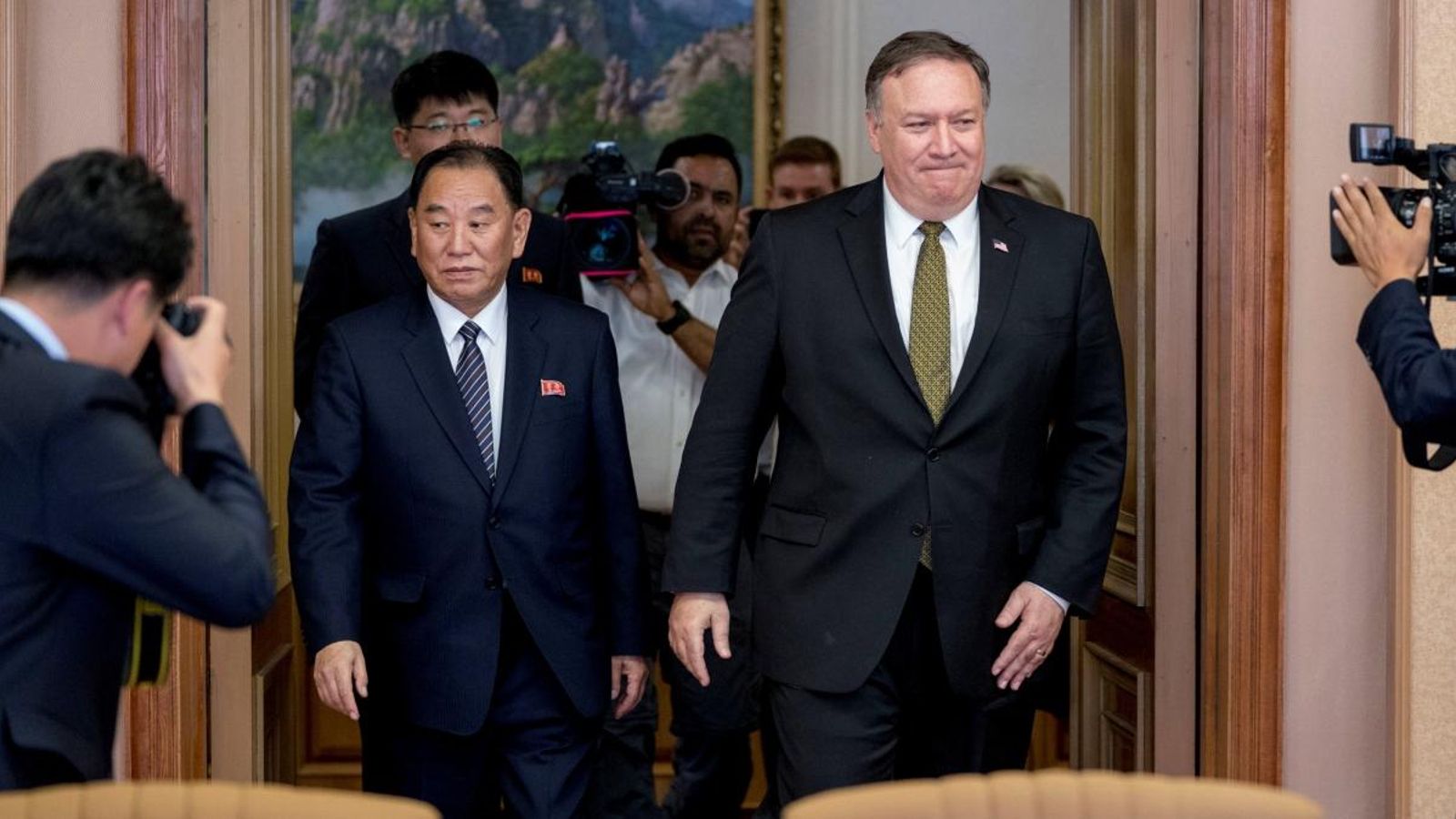 Mike Pompeo i el general Kim Yong Chol, durant la trobada mantinguda a Pyongyang