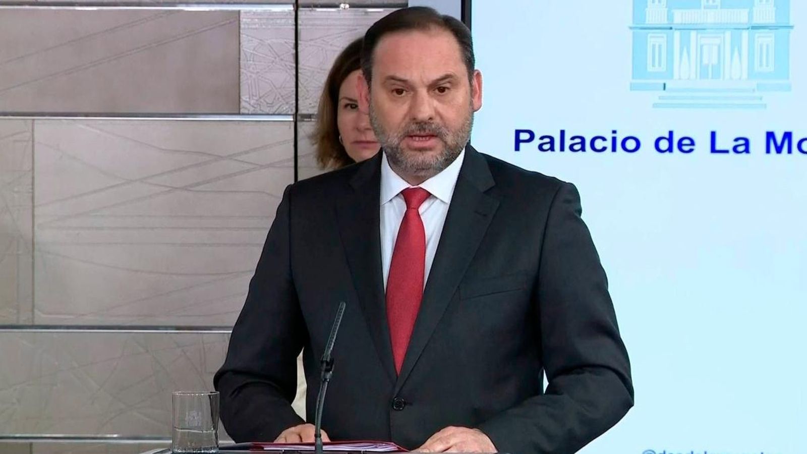 Imatge de televisió del ministre de Transports, José Luis Ábalos, durant la roda de premsa sobre el coronavirus aquest diumenge