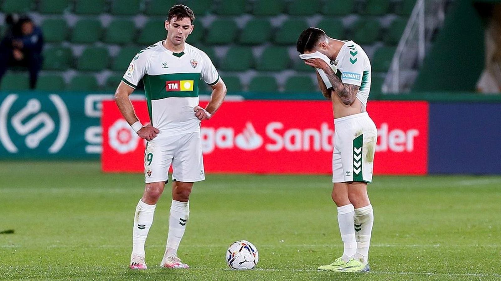 Lucas Boyé i Fidel es lamenten després del gol del Granada