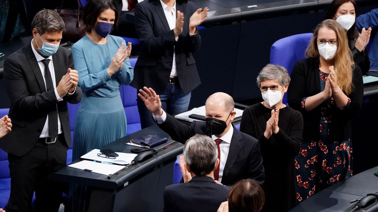 El designat canceller alemany Olaf Scholz saluda després de la seua elecció en el Bundestag a Berlín, Alemanya