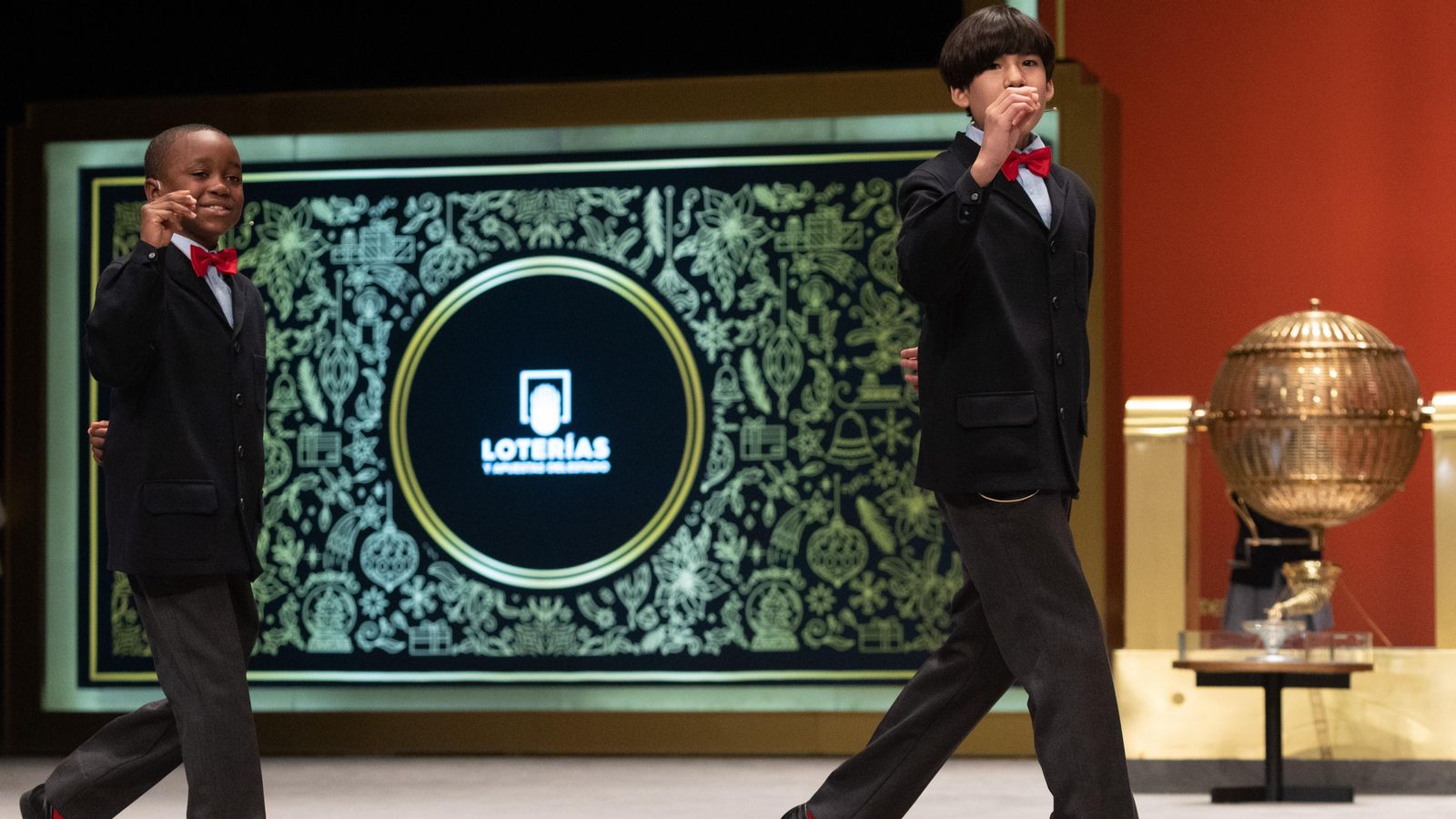 Dos xiquets de la residència de Sant Ildefons canten la Grossa en el sorteig de l'any passat