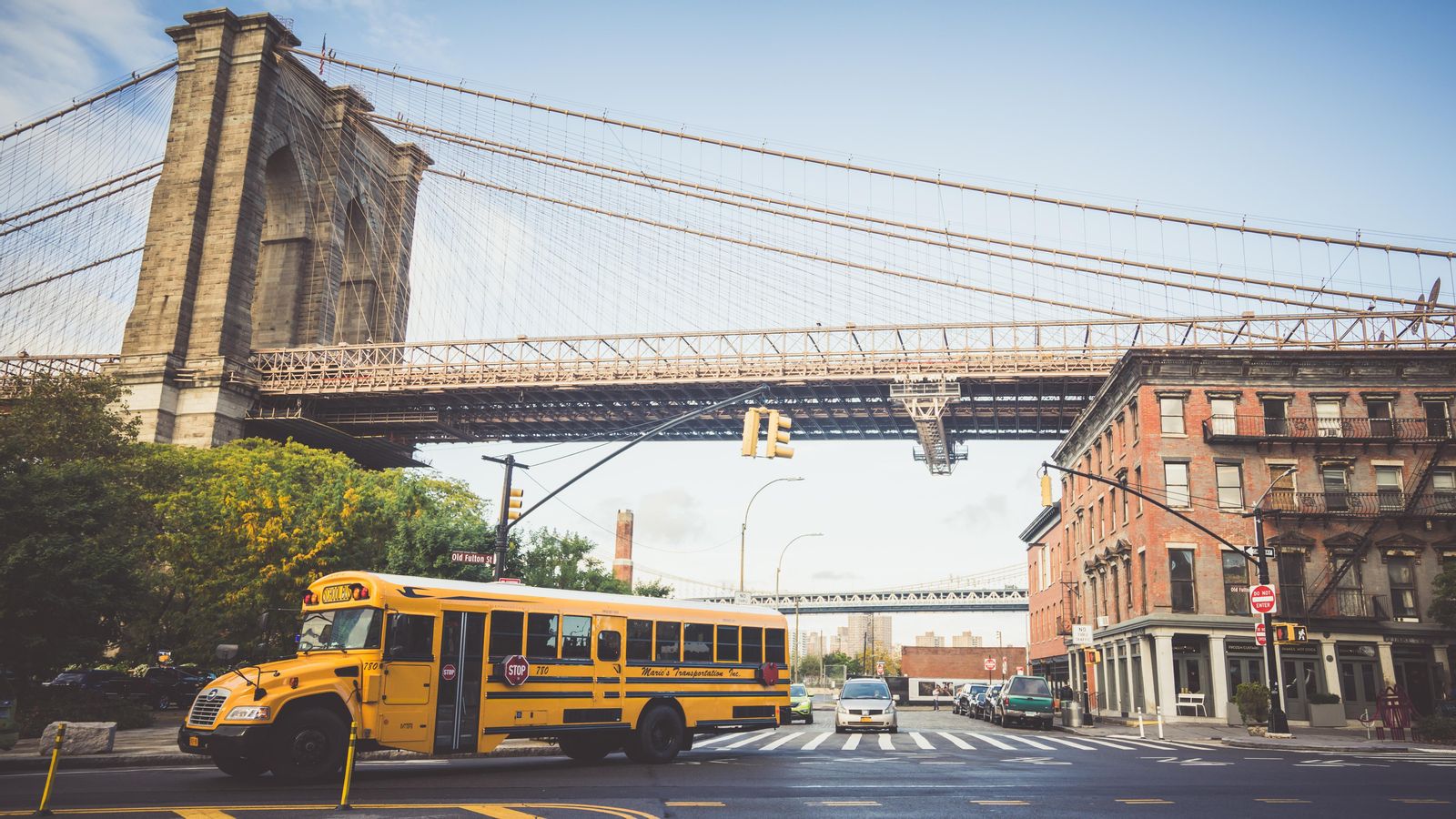 Un autobús escolar passa per baix del pont de Brooklyn, a la ciutat de Nova York