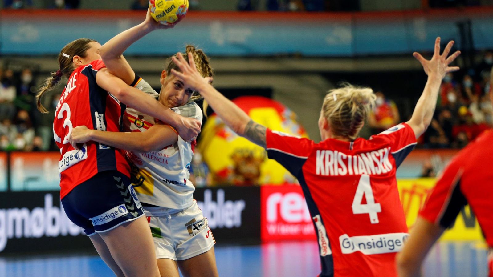 La defensa noruega, tractant de frenar un atac espanyol