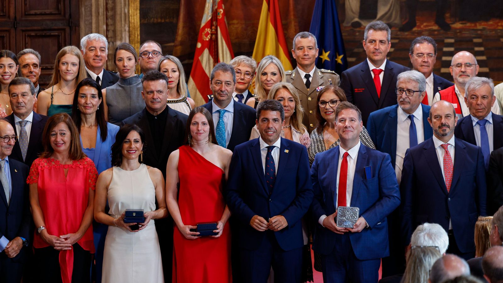 Els guardonats amb les distincions de la Generalitat, amb el cap del Consell, al final de l'acte en què han rebut els reconeixements