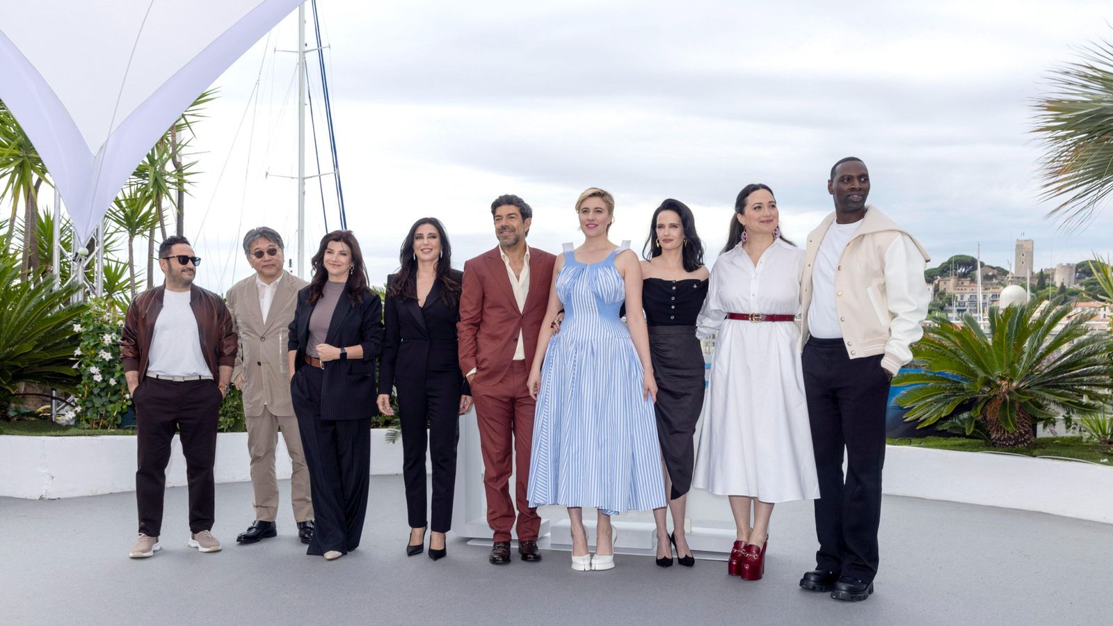 El jurat està integrat per Juan Antonio Bayona, Hirokazu Kore-eda, Ebru Ceylan, Nadine Labaki, Pierfrancesco Favino, Greta Gerwig (presidenta), Eva Green, Lily Gladstone i Omar Sy