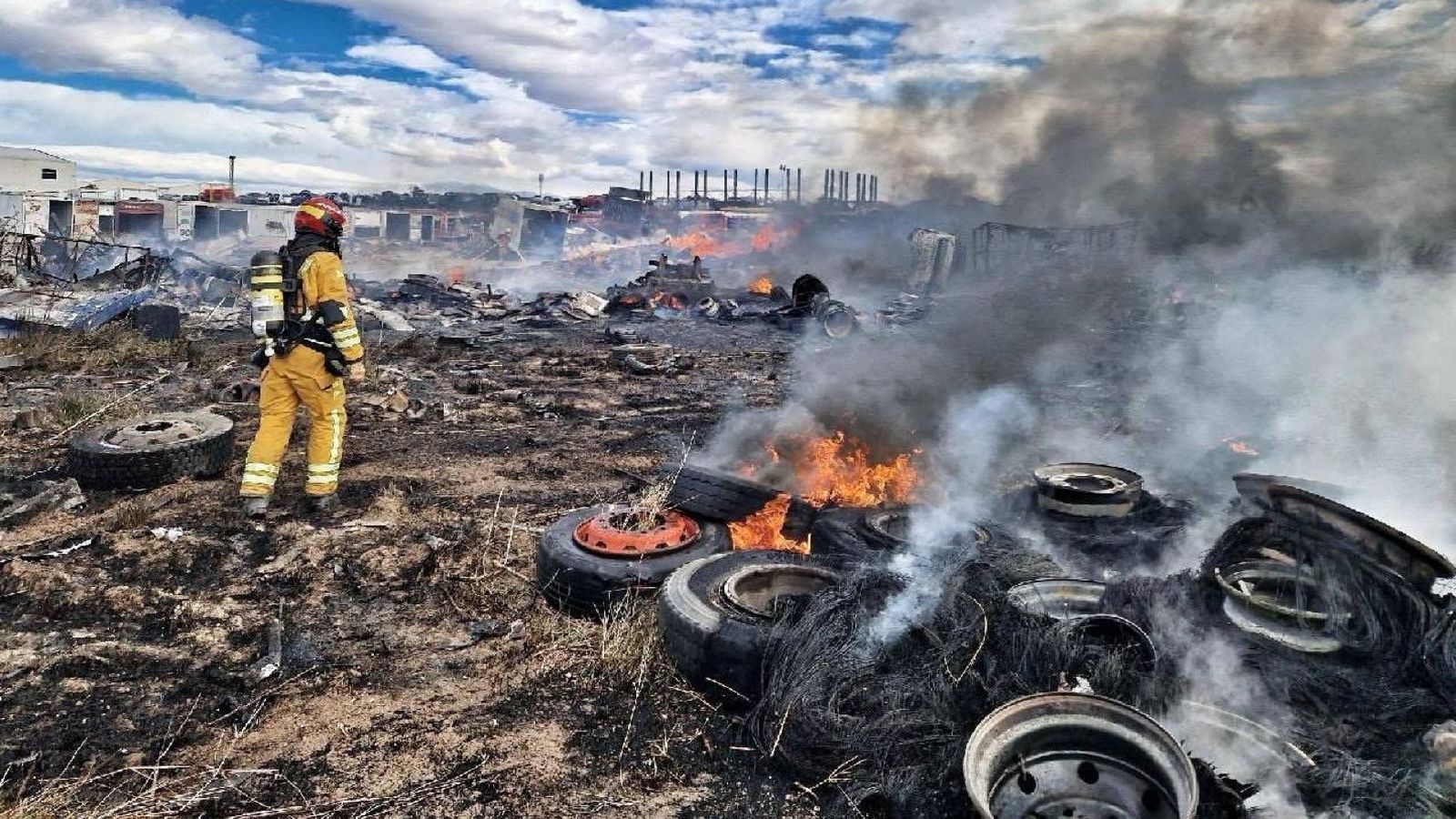Bombers del consorci provincial d'Alacant durant les tasques d'extinció